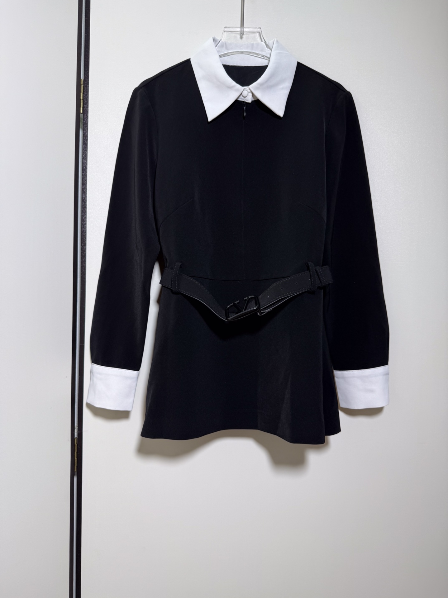 High-End Women’s Dress Set: Black and White V Belt, Long Sleeves, Pants, Suit - 图片 5