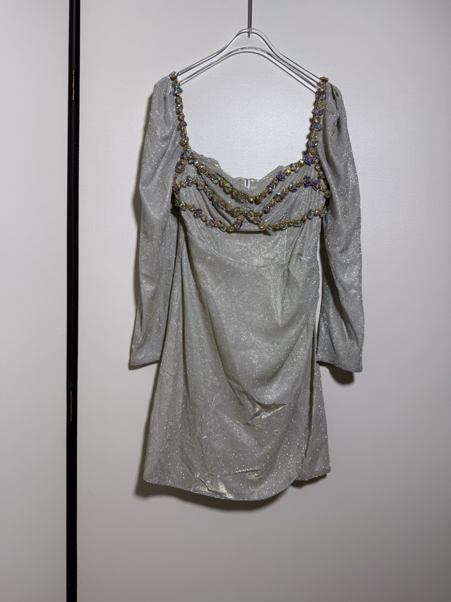 Sandro’s High-End Women’s Dress: Emerald Embossed Pectrophagus Design, Chest-Covered, Long-Sleeved.