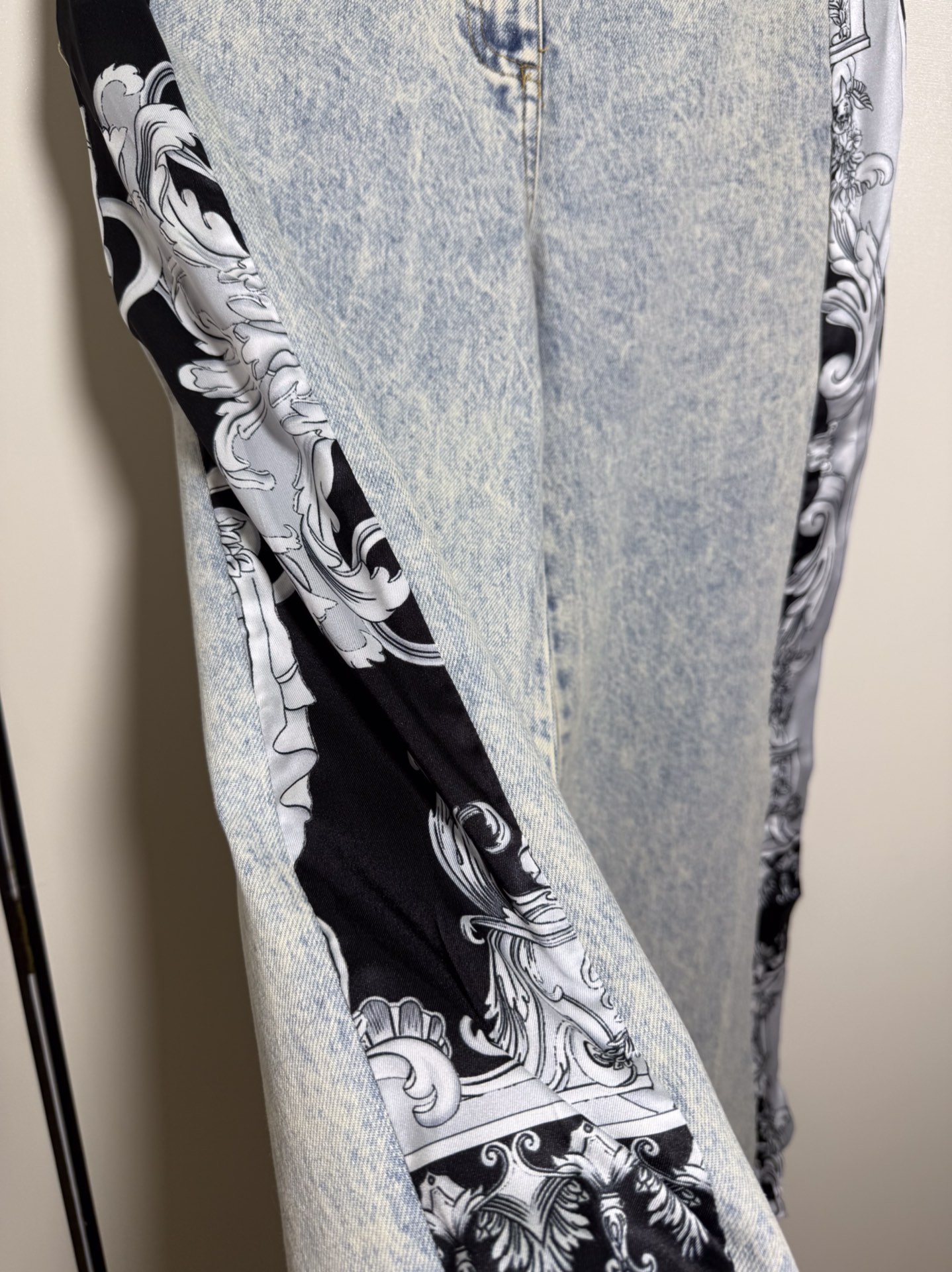 High-Quality Women’s Cloaks by Ms. Versace/Francissor with Stylish Packaging & Versatile Jeans Sizes - 图片 6