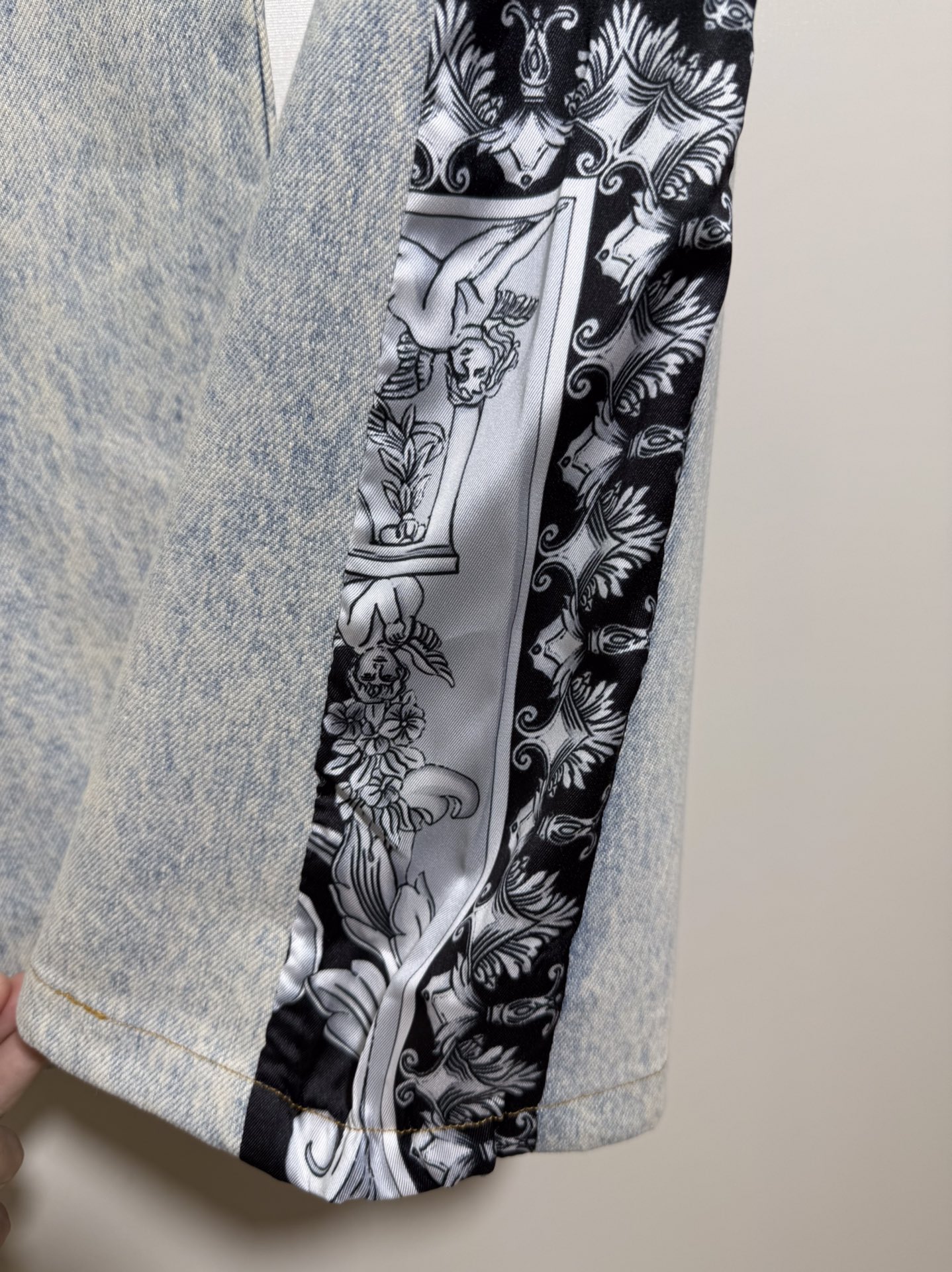 High-Quality Women’s Cloaks by Ms. Versace/Francissor with Stylish Packaging & Versatile Jeans Sizes - 图片 9