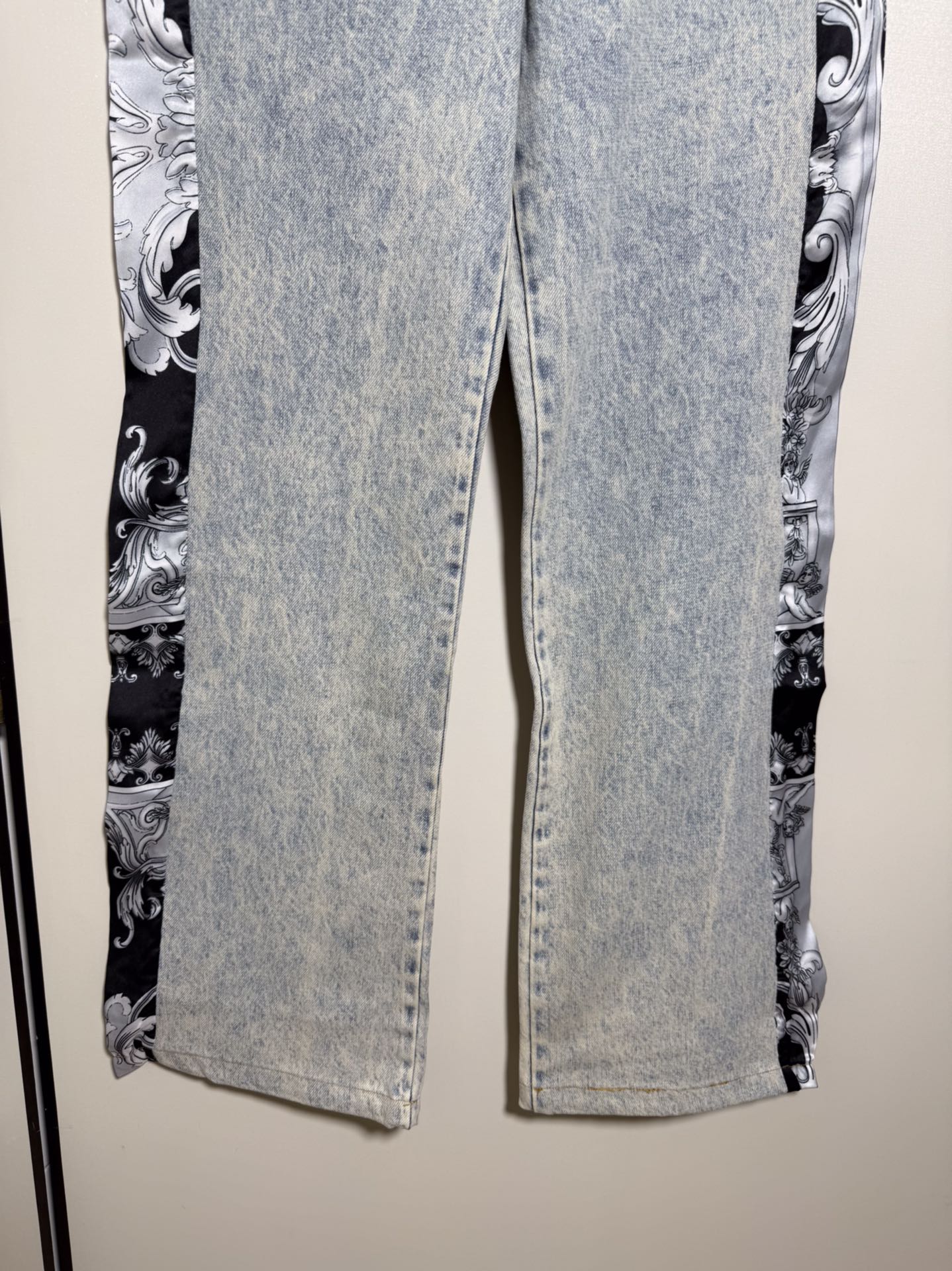 High-Quality Women’s Cloaks by Ms. Versace/Francissor with Stylish Packaging & Versatile Jeans Sizes - 图片 4