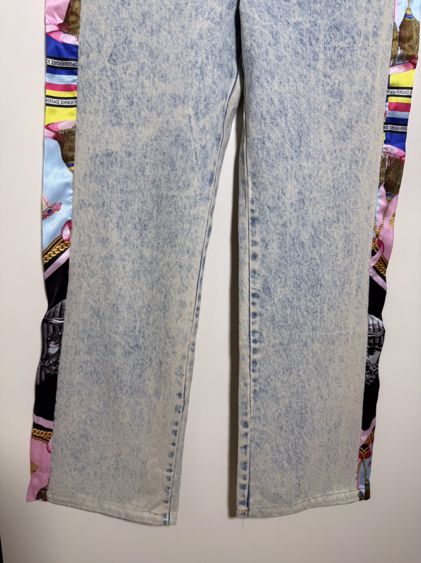 High-end Women’s Cloaks by Ms. Versace/Francissor: Quality with Stylish Packaging & Washable Jeans - 图片 4