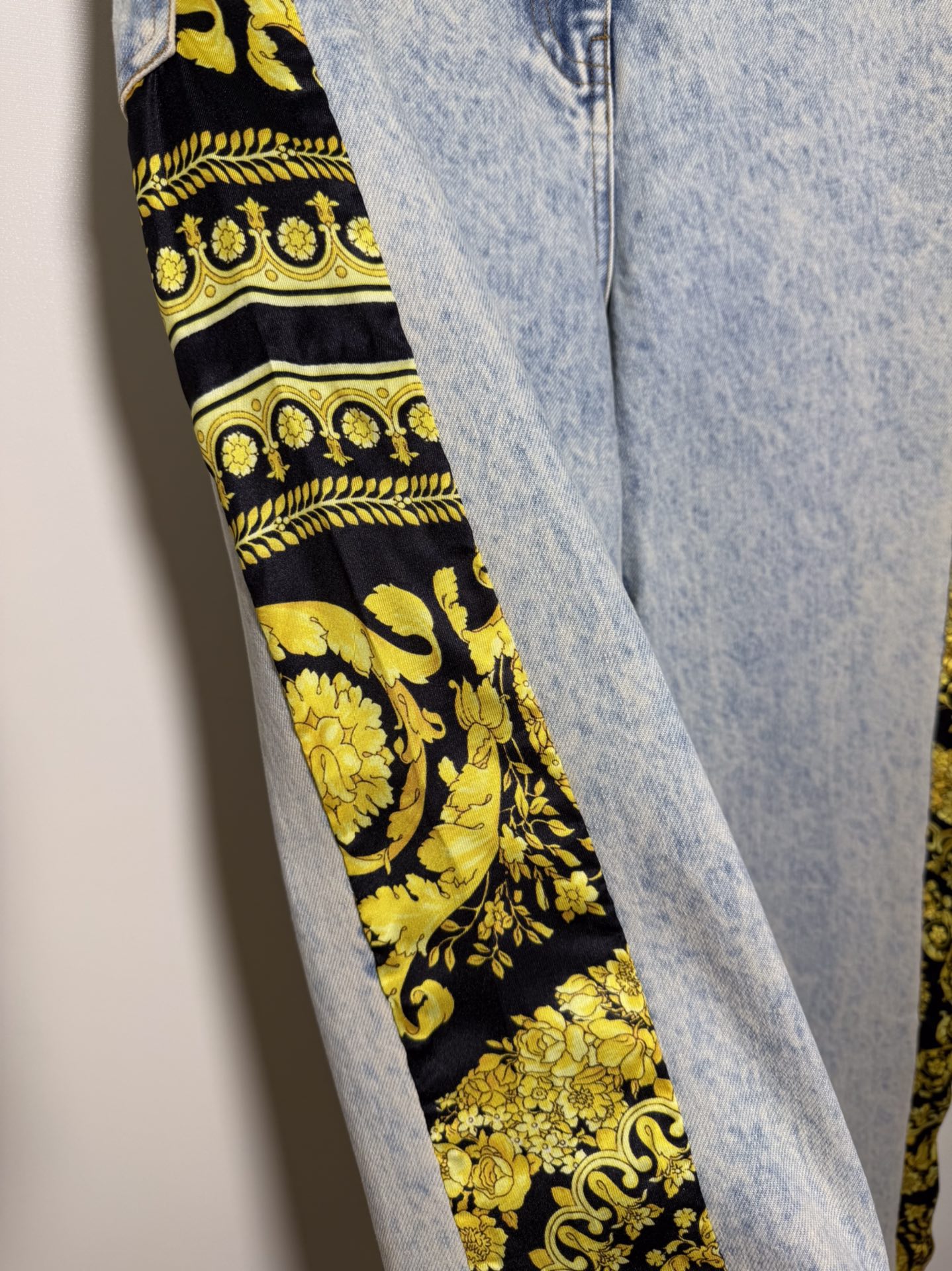 High-Quality Women’s Cloaks by Ms. Versace/Francissor with Packaging: Wash Jeans Easily in Light Water - 图片 6