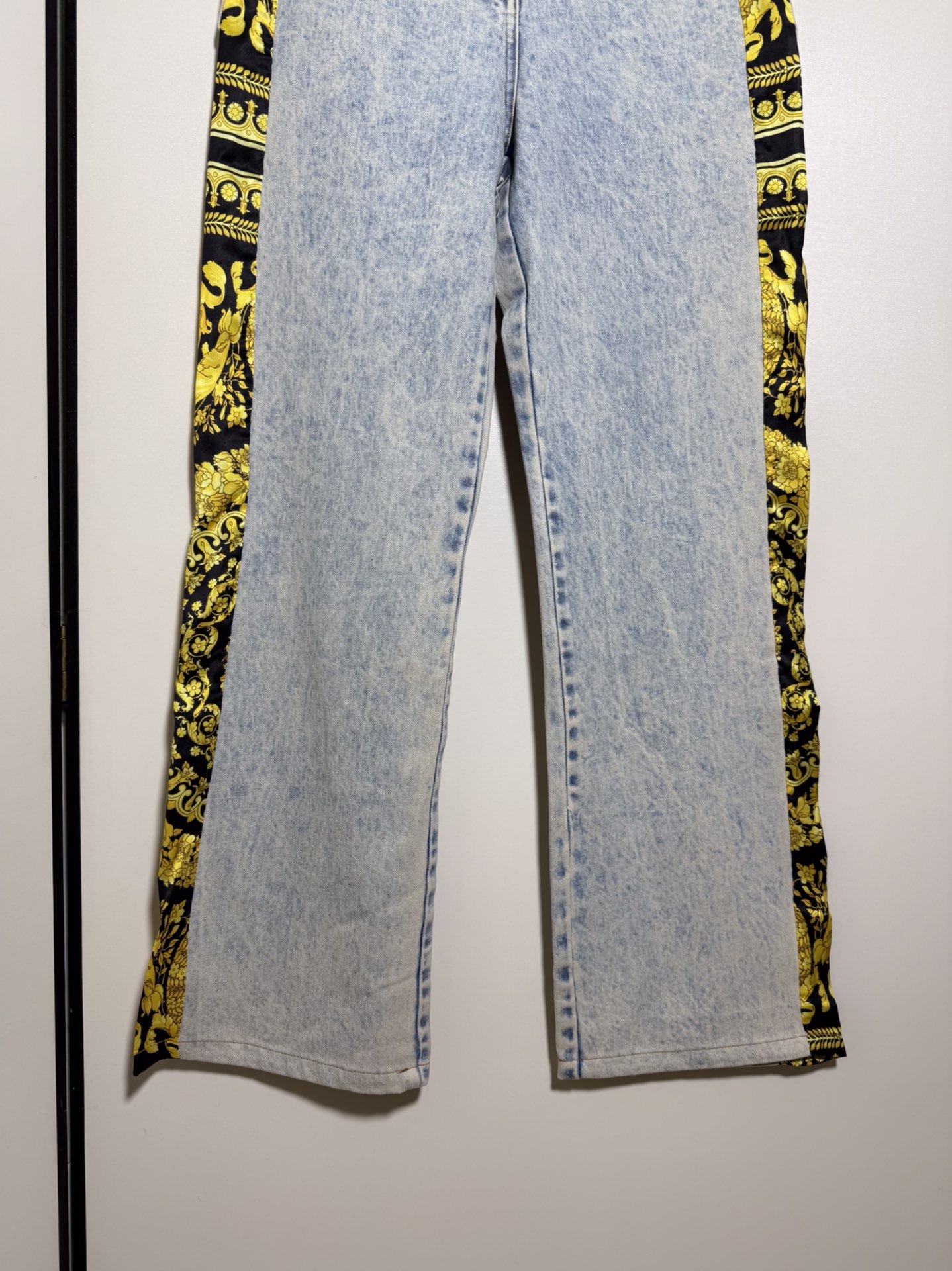 High-Quality Women’s Cloaks by Ms. Versace/Francissor with Packaging: Wash Jeans Easily in Light Water - 图片 4