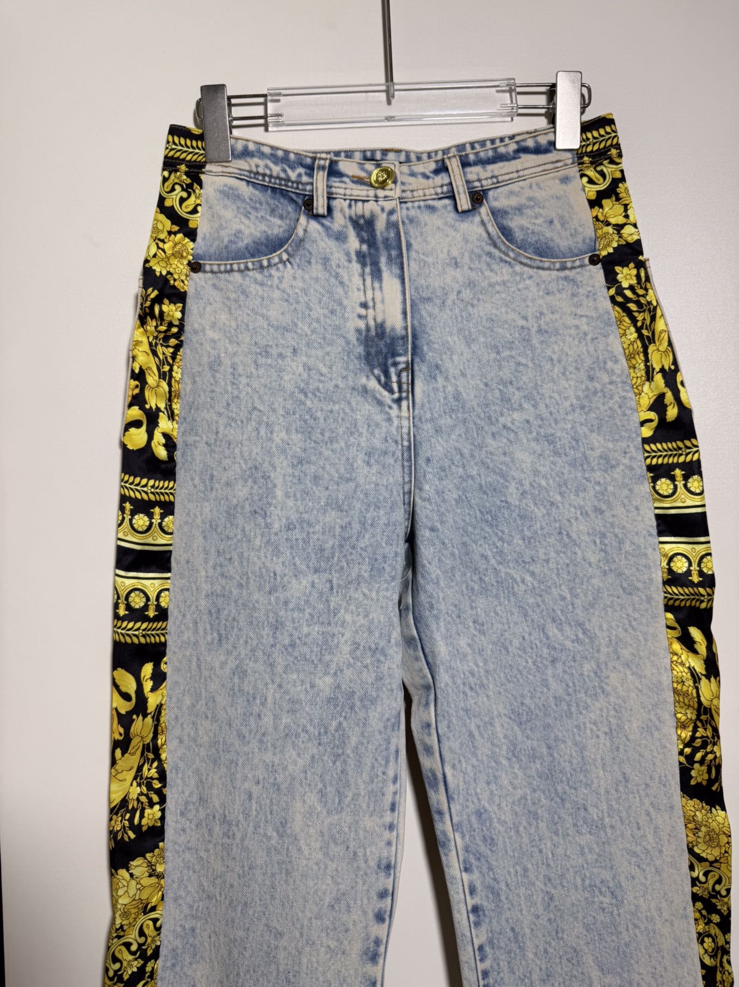 High-Quality Women’s Cloaks by Ms. Versace/Francissor with Packaging: Wash Jeans Easily in Light Water - 图片 3