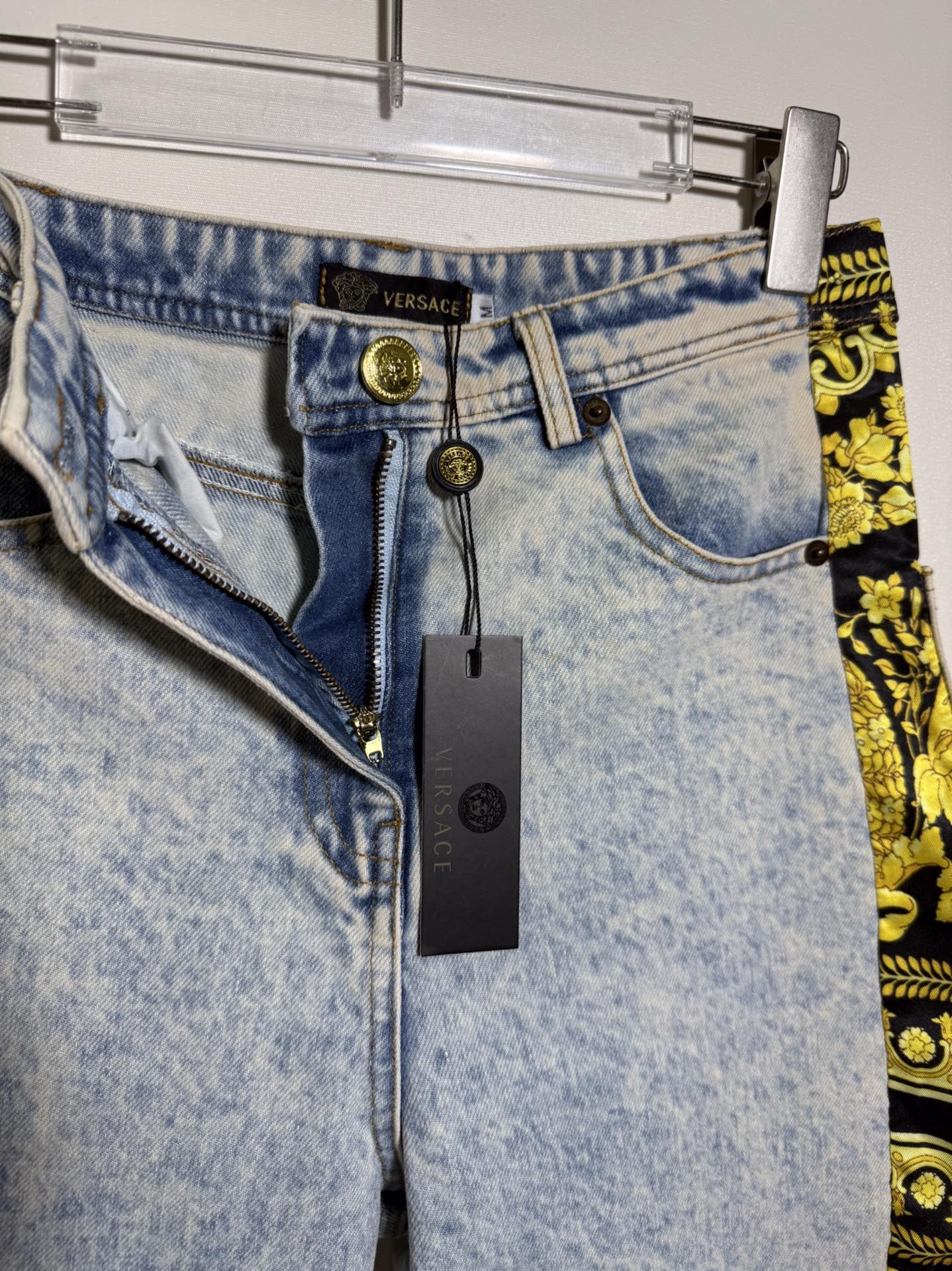 High-Quality Women’s Cloaks by Ms. Versace/Francissor with Packaging: Wash Jeans Easily in Light Water - 图片 5