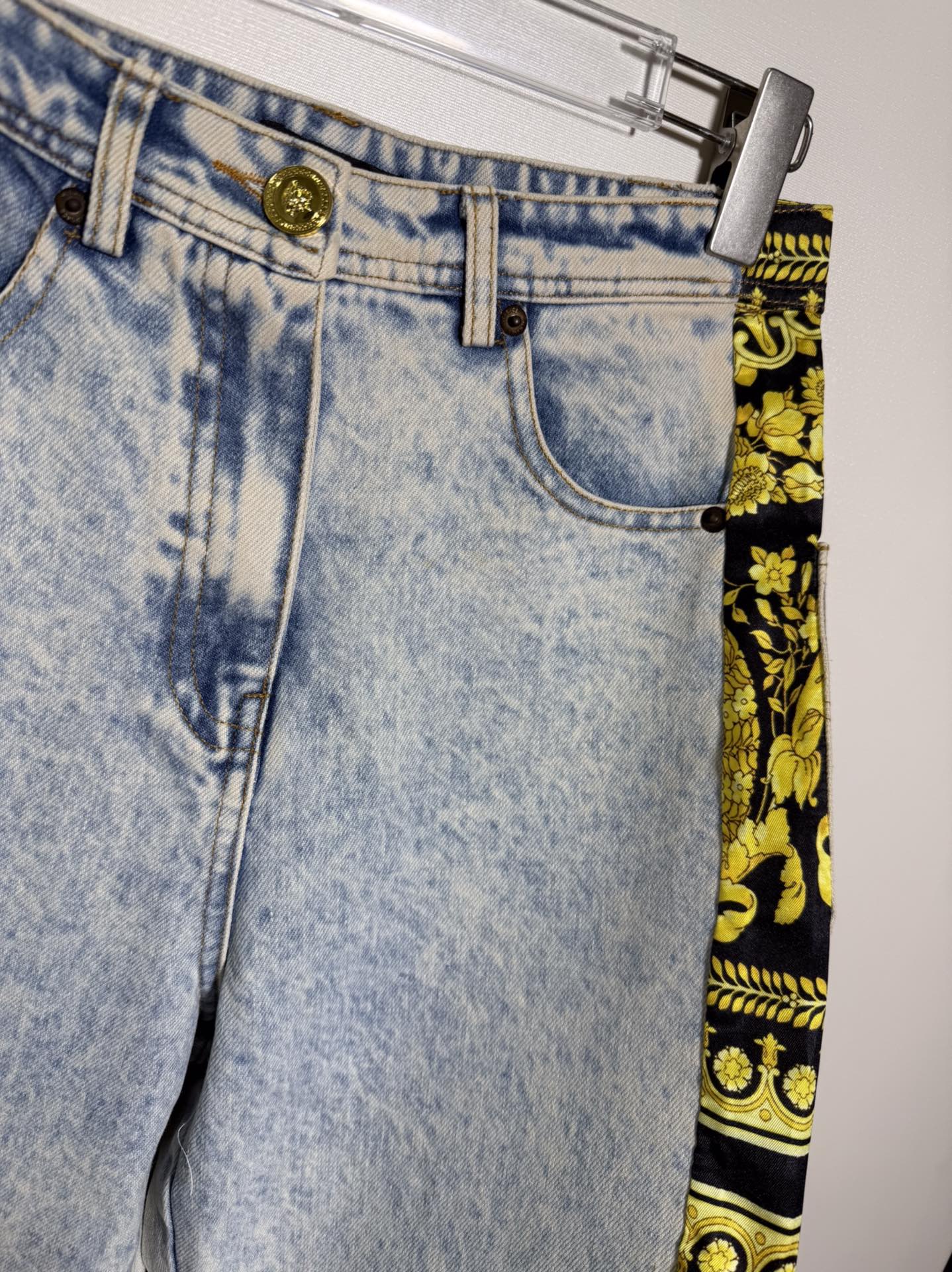 High-Quality Women’s Cloaks by Ms. Versace/Francissor with Packaging: Wash Jeans Easily in Light Water - 图片 7
