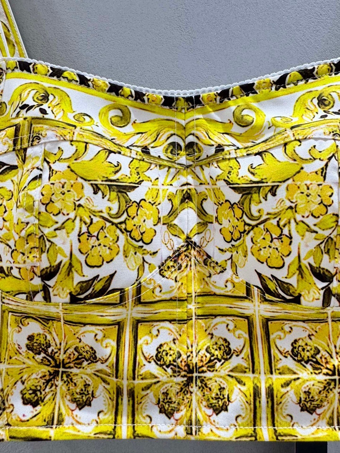 High-End Women’s Clothing Sets with Versace-inspired Details and Custom Metal Buttons - 图片 7