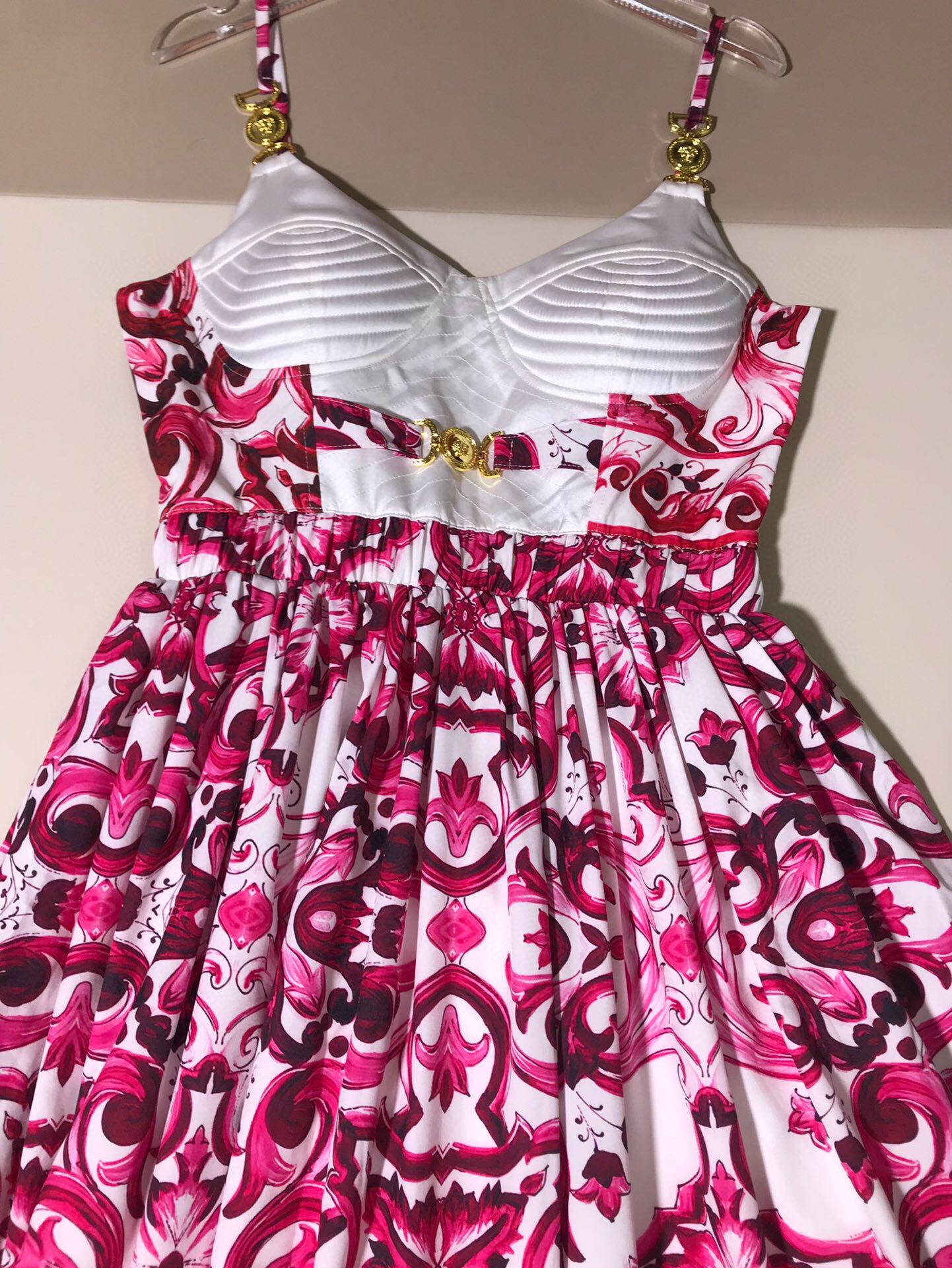 High-End Women’s Clothes: Versace/Vanthorger Series with Metal Decoration, Chest Detail, Long Skirts - 图片 5