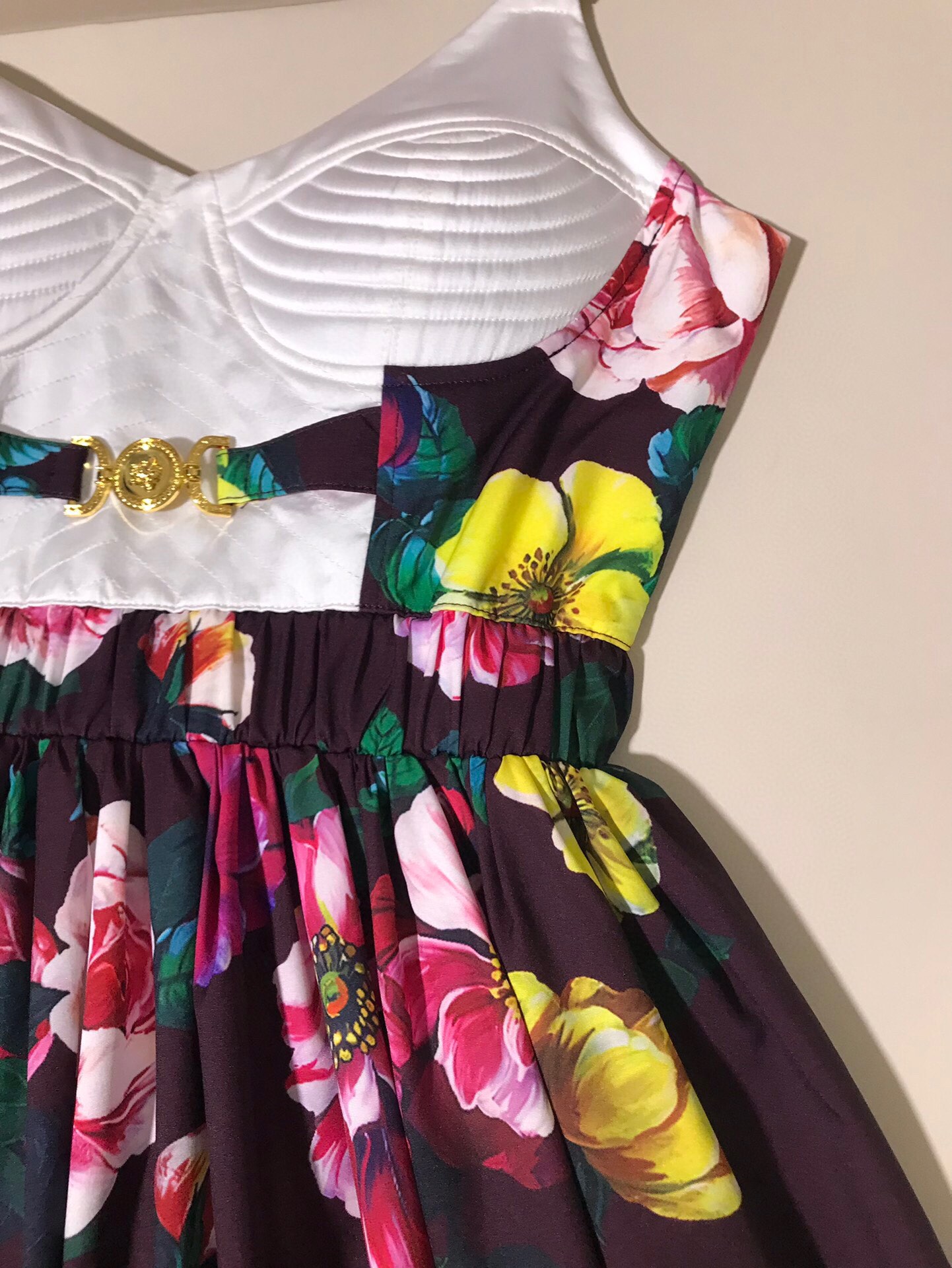 Luxury Women’s Clothing: Versace/Vanthructor’s Explosive Floral Collection with Metal Buttons & Long Skirt - 图片 7