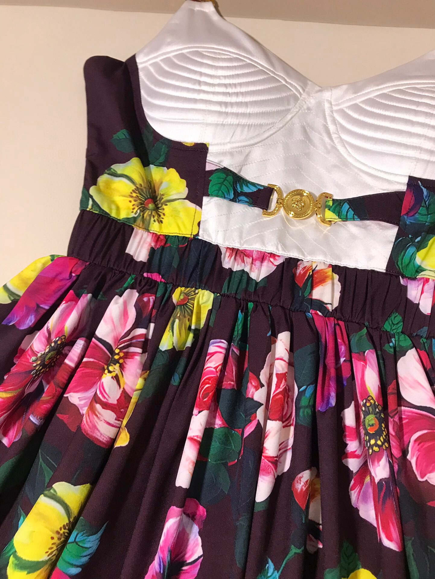 Luxury Women’s Clothing: Versace/Vanthructor’s Explosive Floral Collection with Metal Buttons & Long Skirt - 图片 6