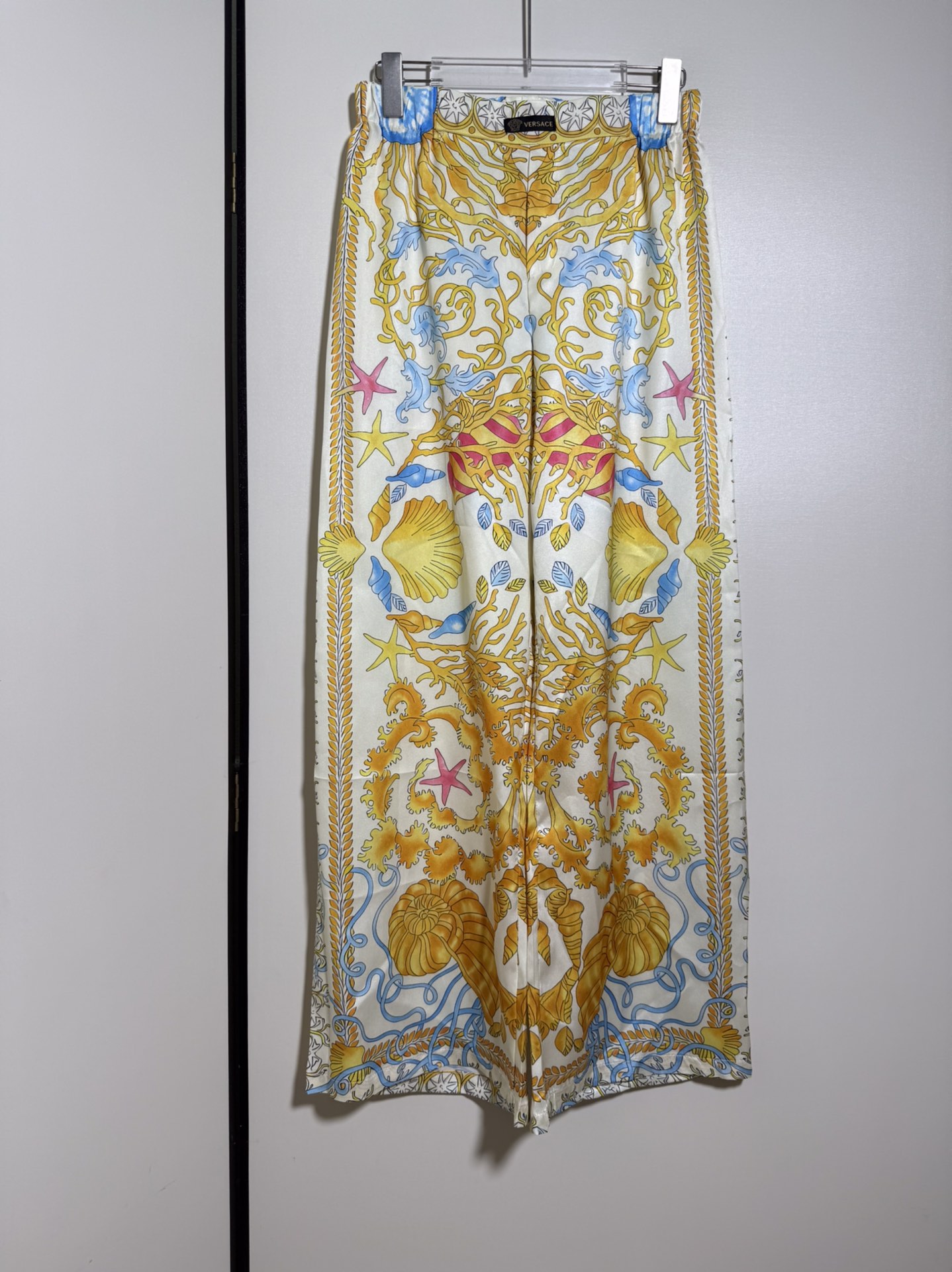 High-End Versace/Vanthezer Women’s Clothing Set with Yellow Seashell Packaging – Sizes SMLXL - 图片 6