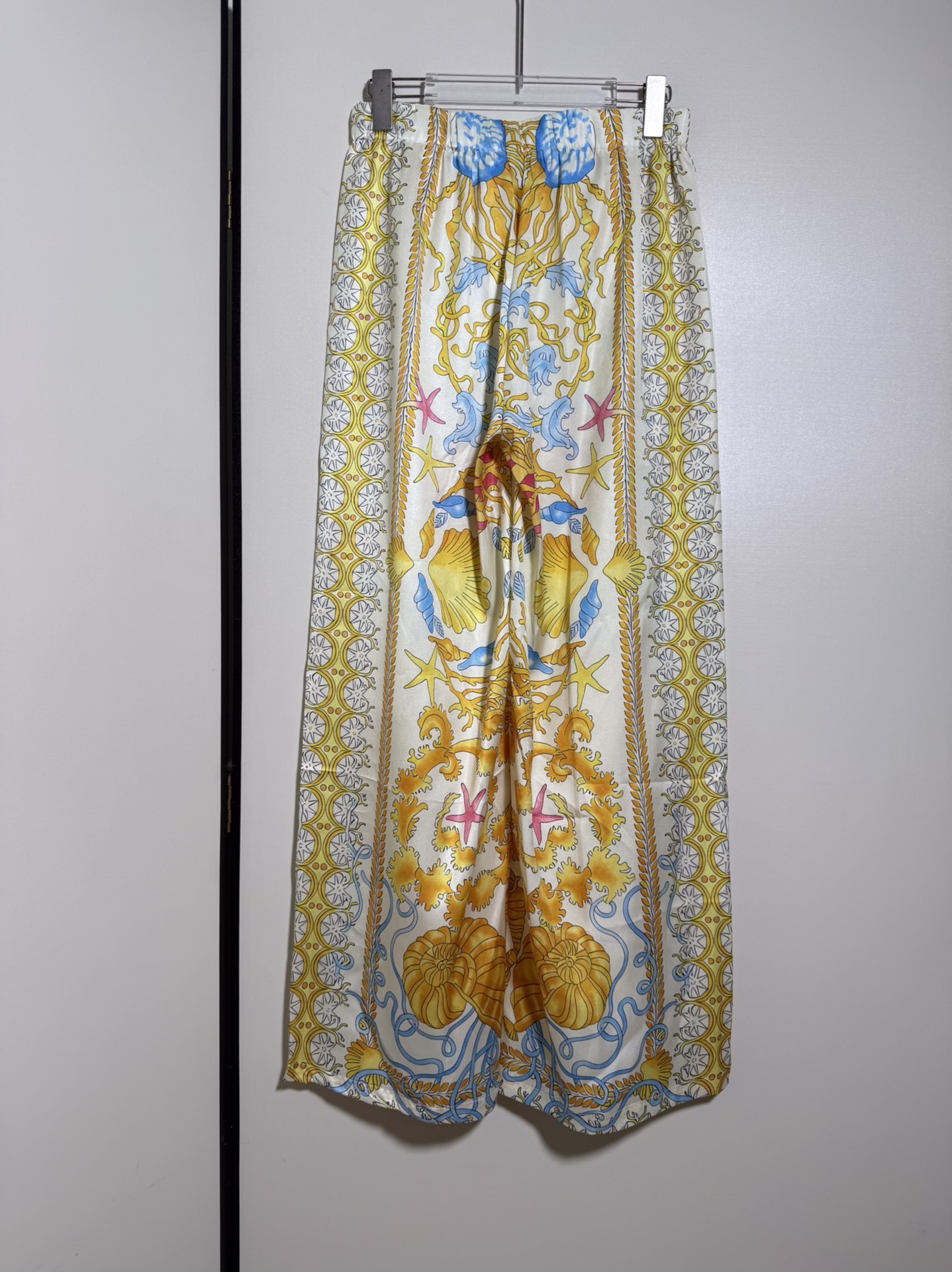 High-End Versace/Vanthezer Women’s Clothing Set with Yellow Seashell Packaging – Sizes SMLXL - 图片 8