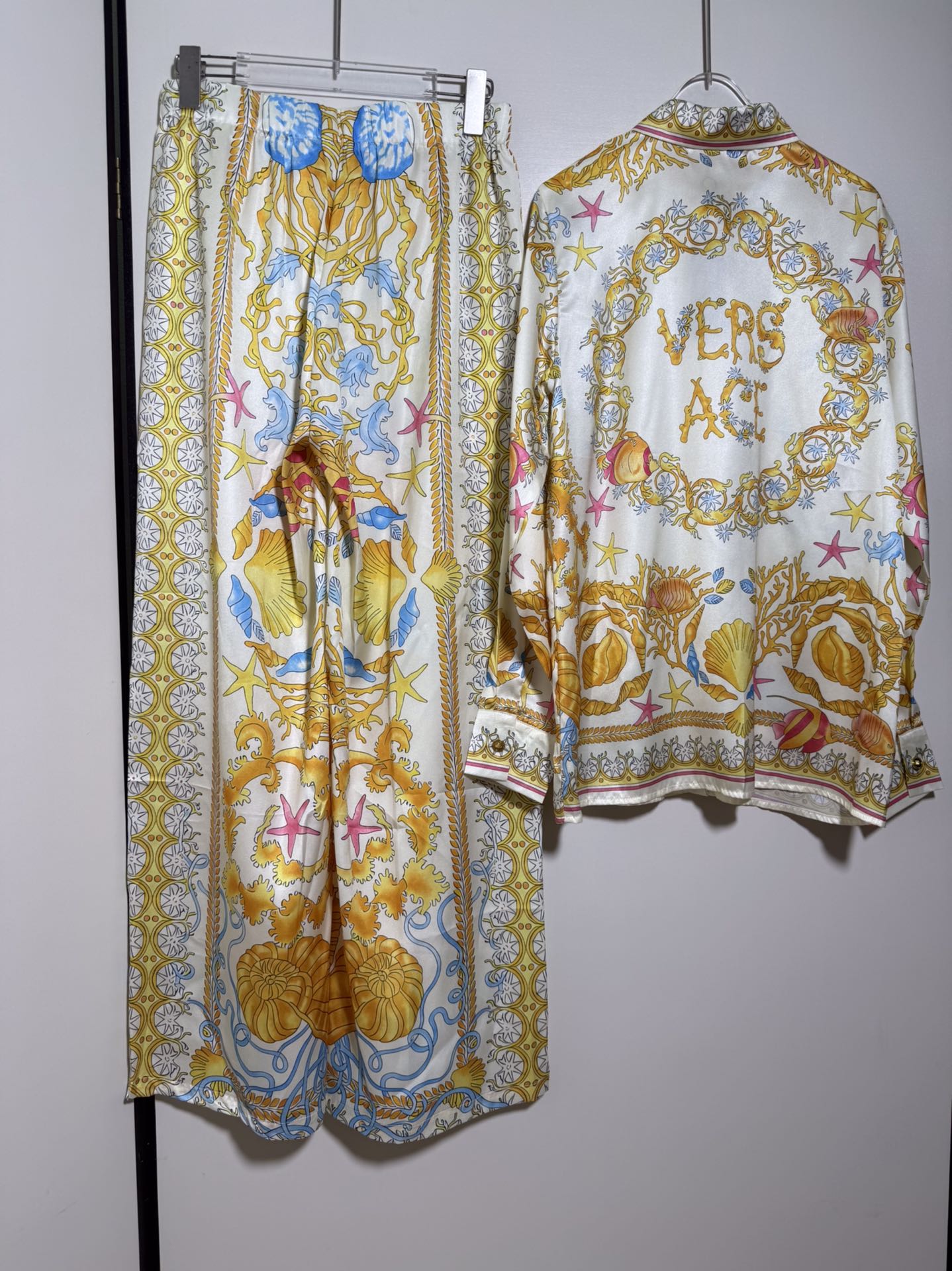 High-End Versace/Vanthezer Women’s Clothing Set with Yellow Seashell Packaging – Sizes SMLXL - 图片 3