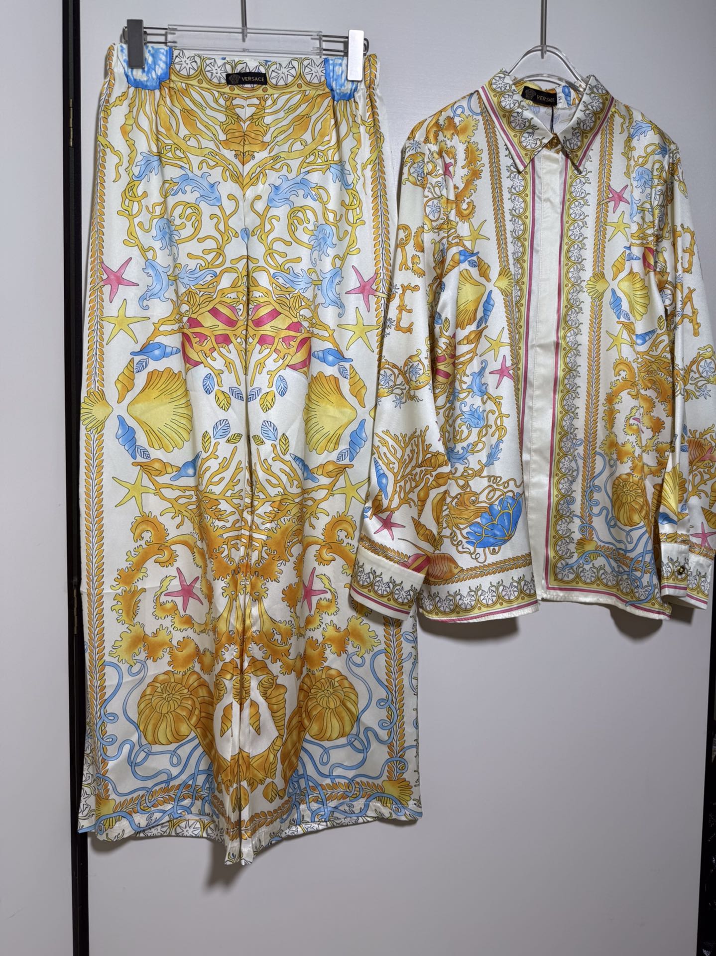 High-End Versace/Vanthezer Women’s Clothing Set with Yellow Seashell Packaging – Sizes SMLXL - 图片 2