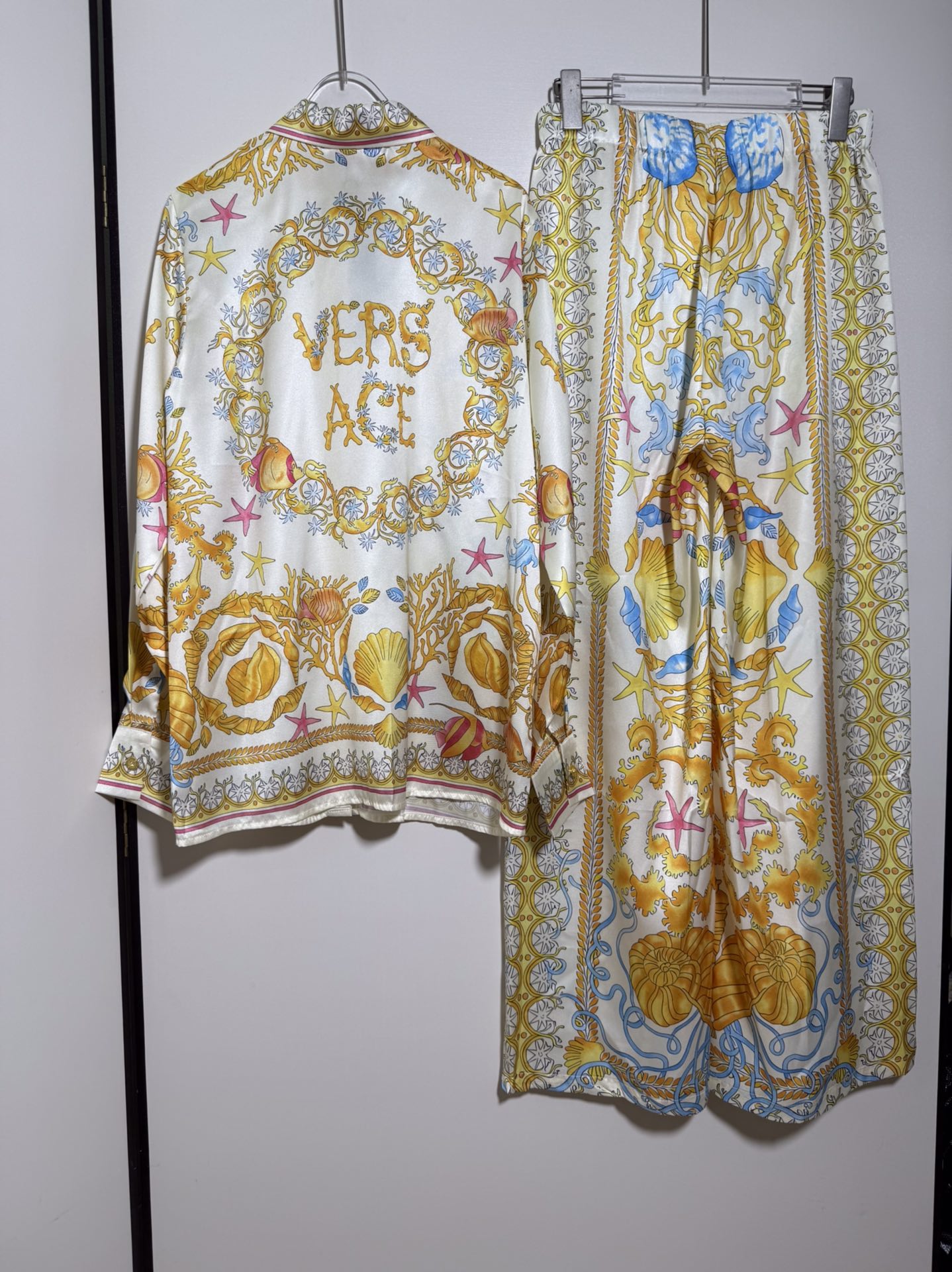 High-End Versace/Vanthezer Women’s Clothing Set with Yellow Seashell Packaging – Sizes SMLXL - 图片 4
