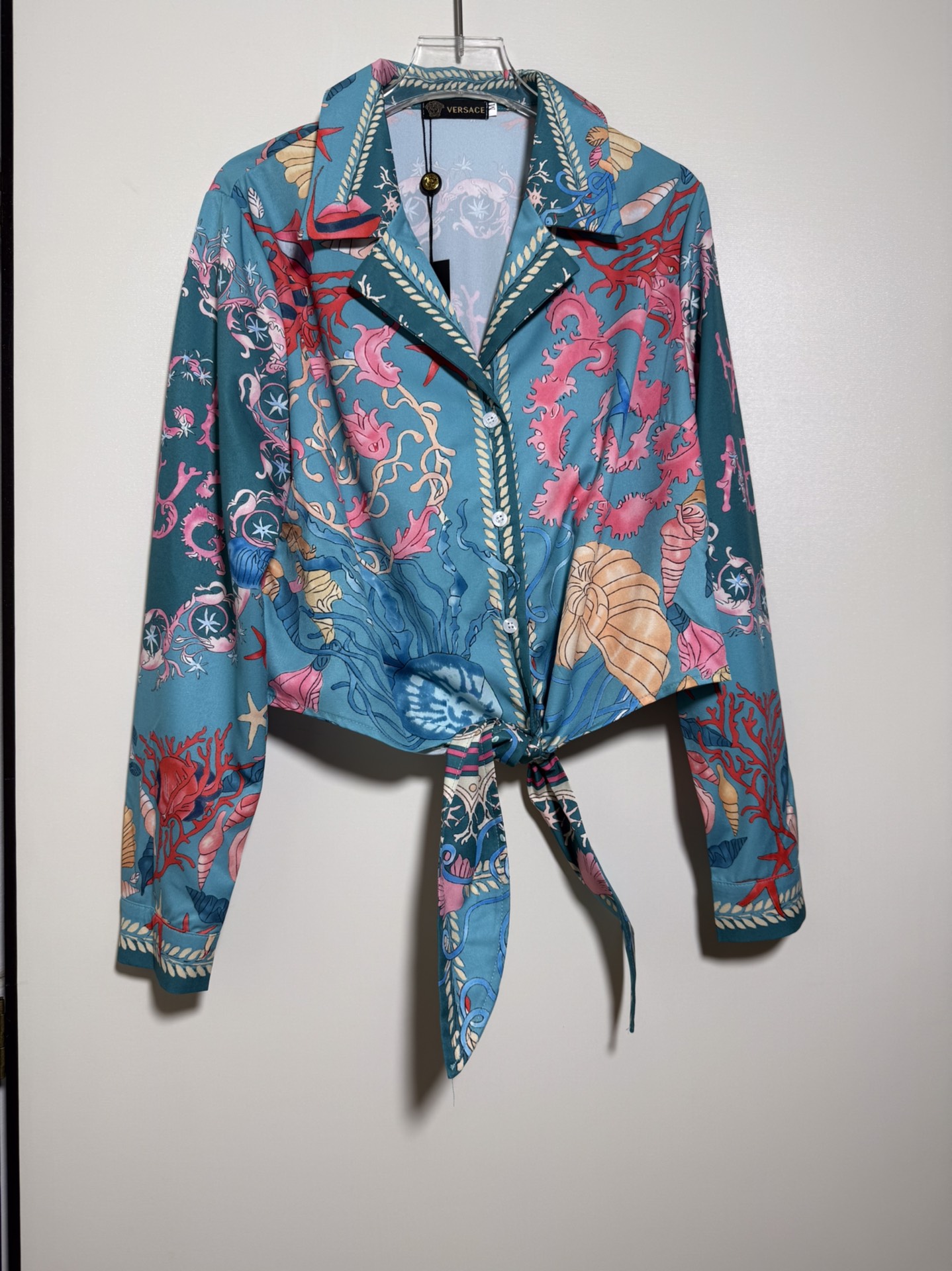 “High-Quality Women’s Outfits: Blue Seashell Print Long-Sleeved Shirts in Various Sizes”