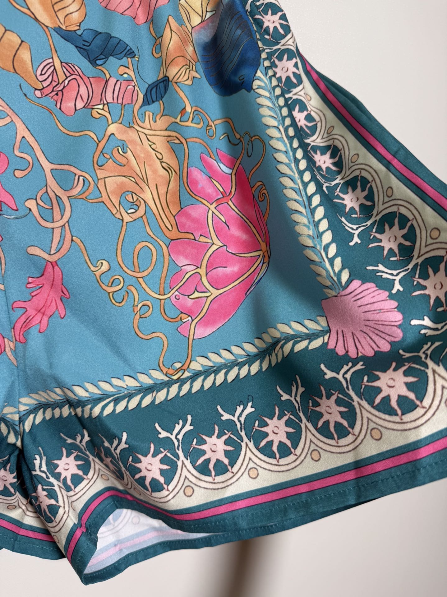 High-Quality Women’s Clothes Set with Versace/Franchger Blast Series Sea-themed Accessories - 图片 9