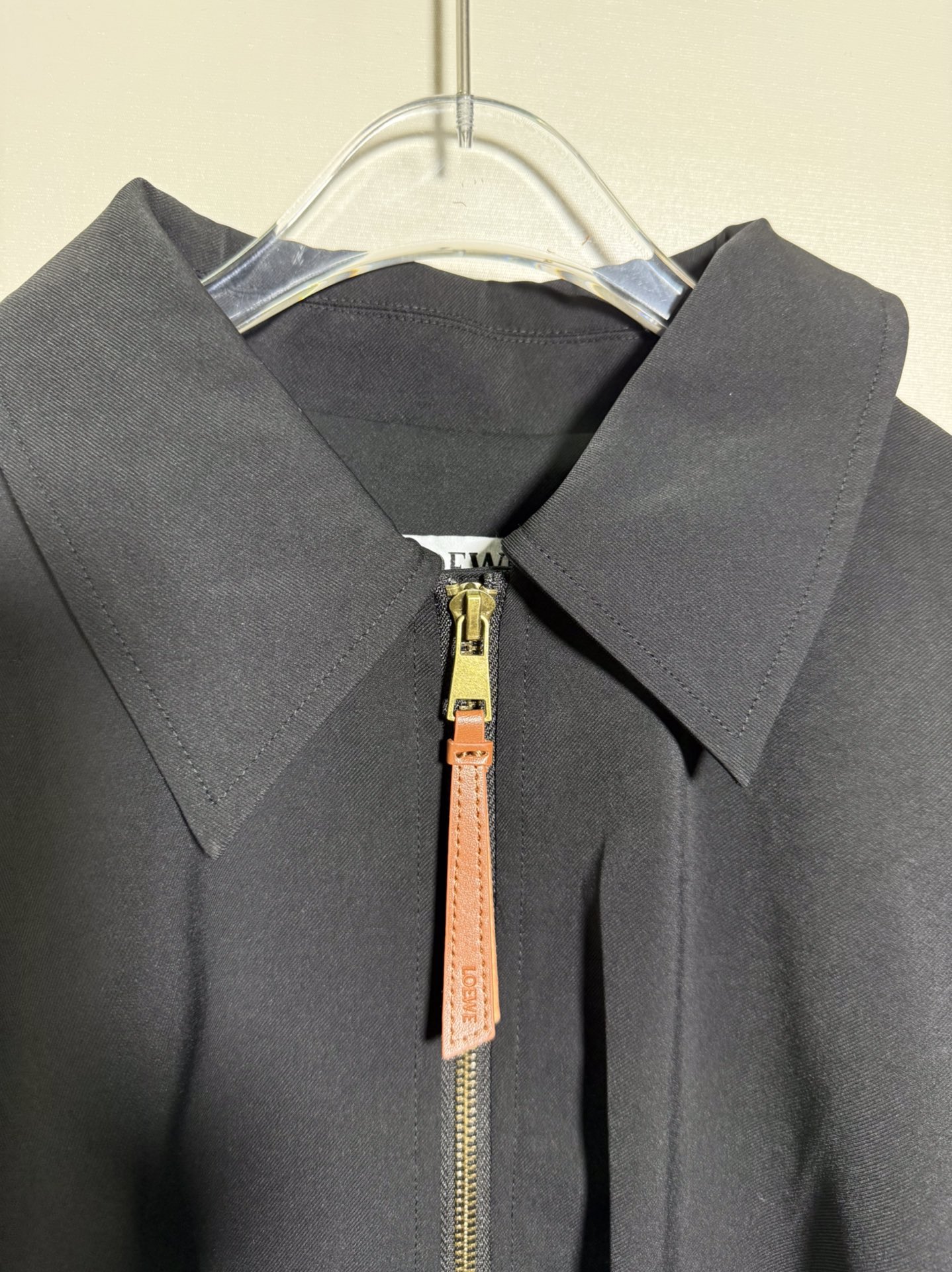 Title: High-End Women’s Dress with Loewe Leather Jacket Summary: Quality women’s dress with Loewe leather jacket in sizes S, M, L, XL. - 图片 3