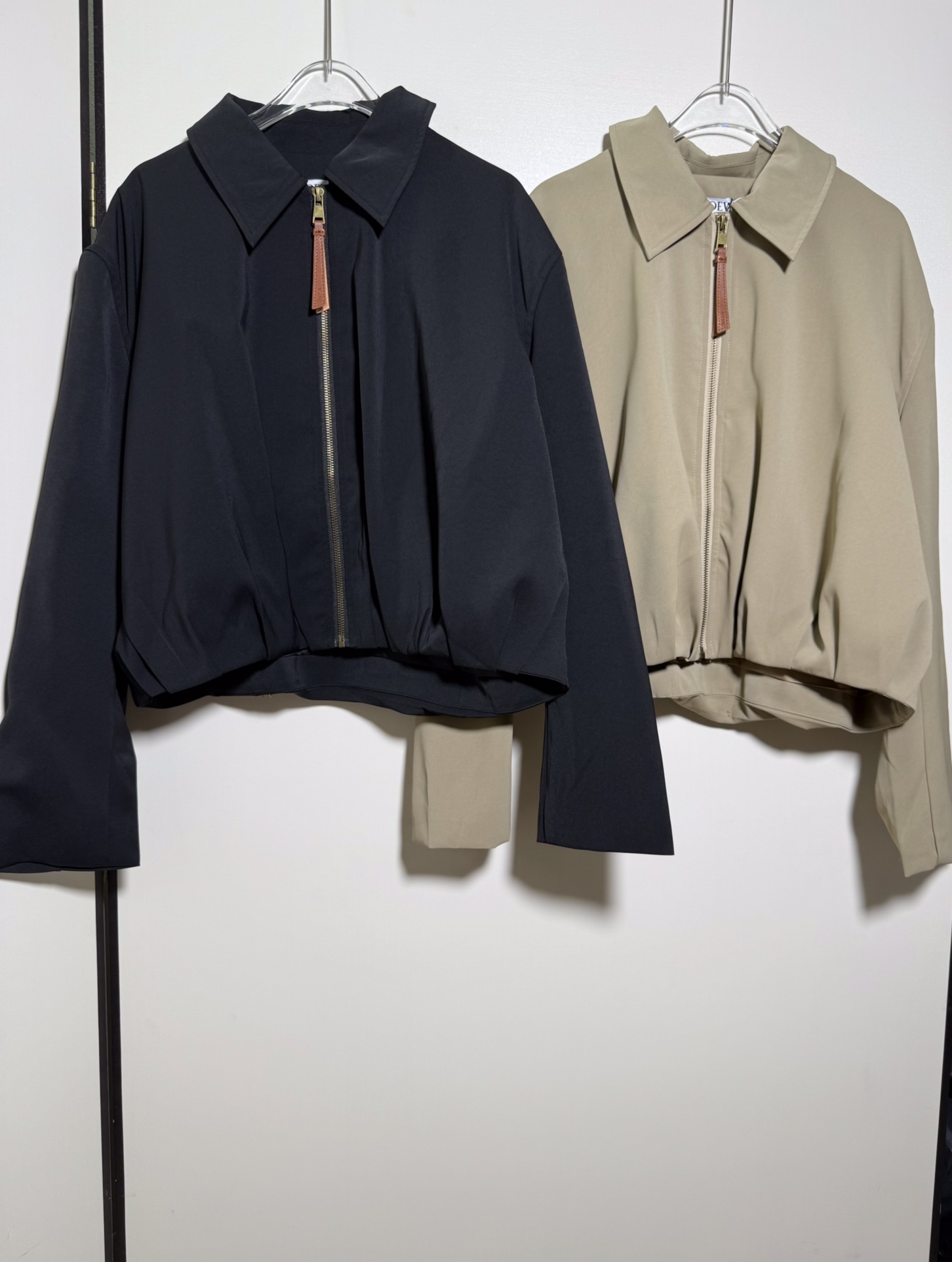 Title: High-End Women’s Dress with Loewe Leather Jacket Summary: Quality women’s dress with Loewe leather jacket in sizes S, M, L, XL. - 图片 9