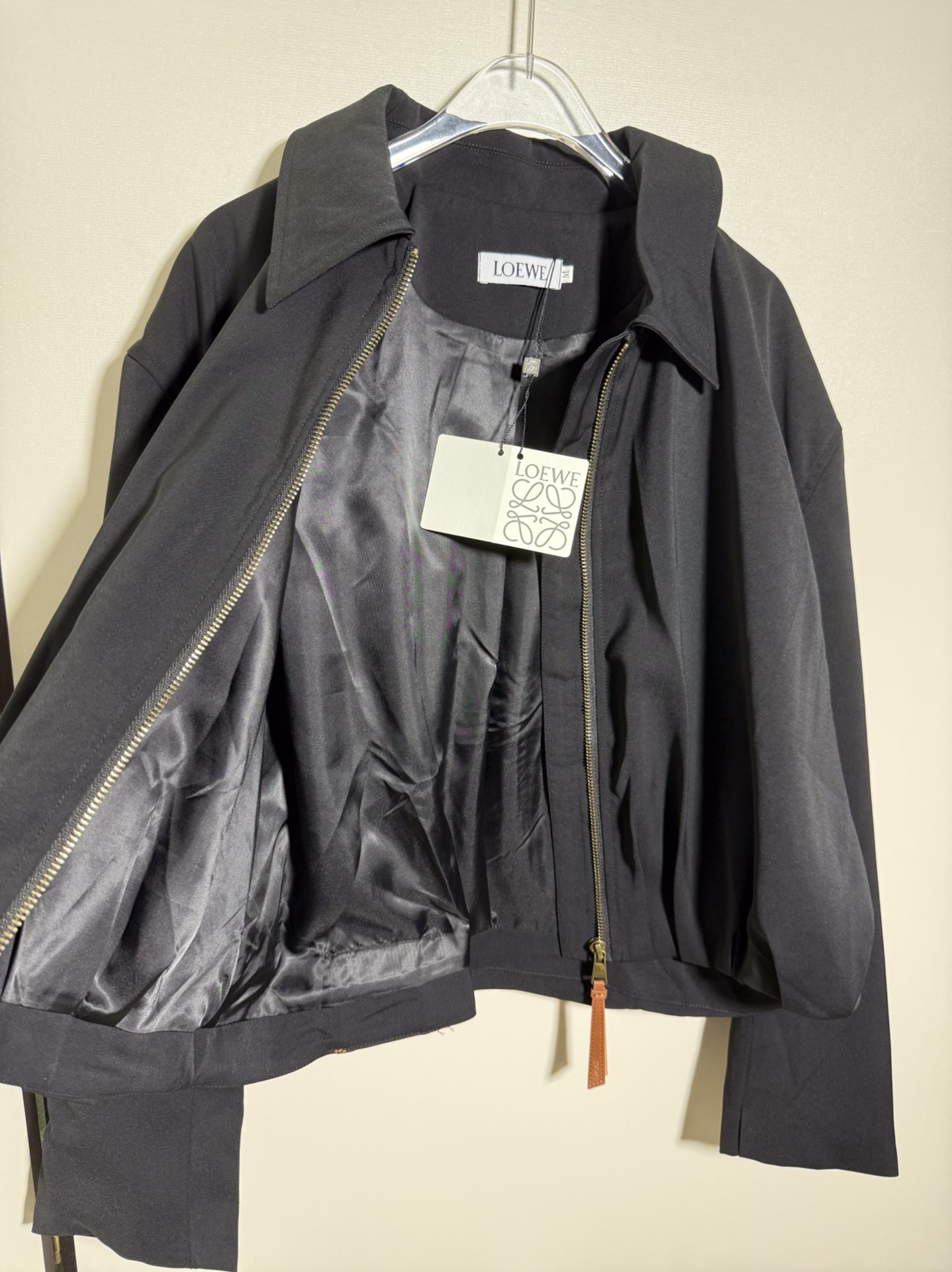 Title: High-End Women’s Dress with Loewe Leather Jacket Summary: Quality women’s dress with Loewe leather jacket in sizes S, M, L, XL. - 图片 4