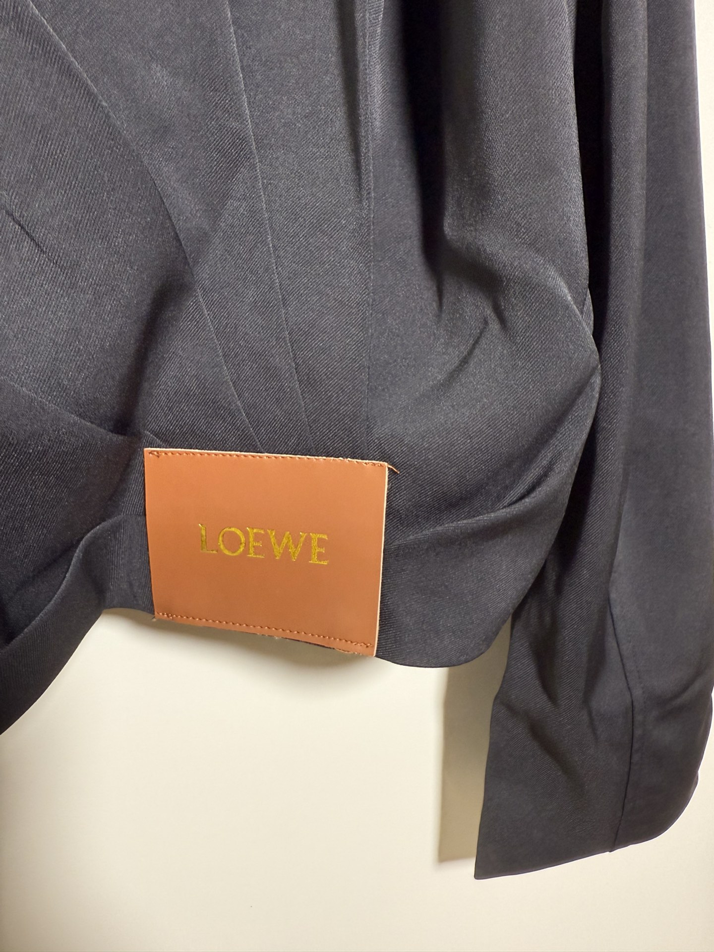 Title: High-End Women’s Dress with Loewe Leather Jacket Summary: Quality women’s dress with Loewe leather jacket in sizes S, M, L, XL. - 图片 8