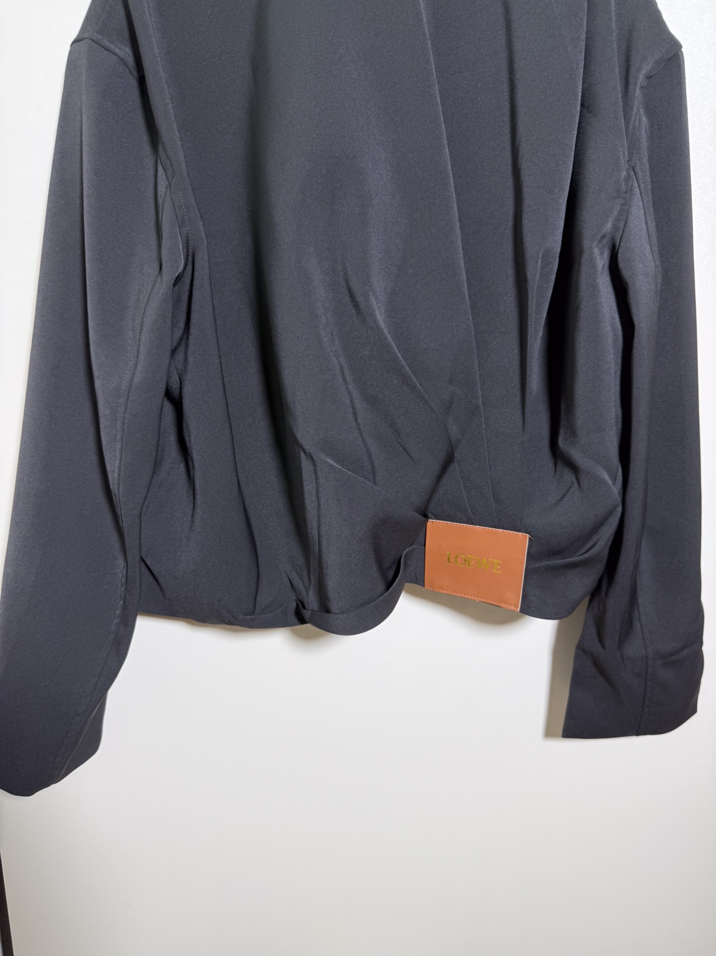 Title: High-End Women’s Dress with Loewe Leather Jacket Summary: Quality women’s dress with Loewe leather jacket in sizes S, M, L, XL. - 图片 6