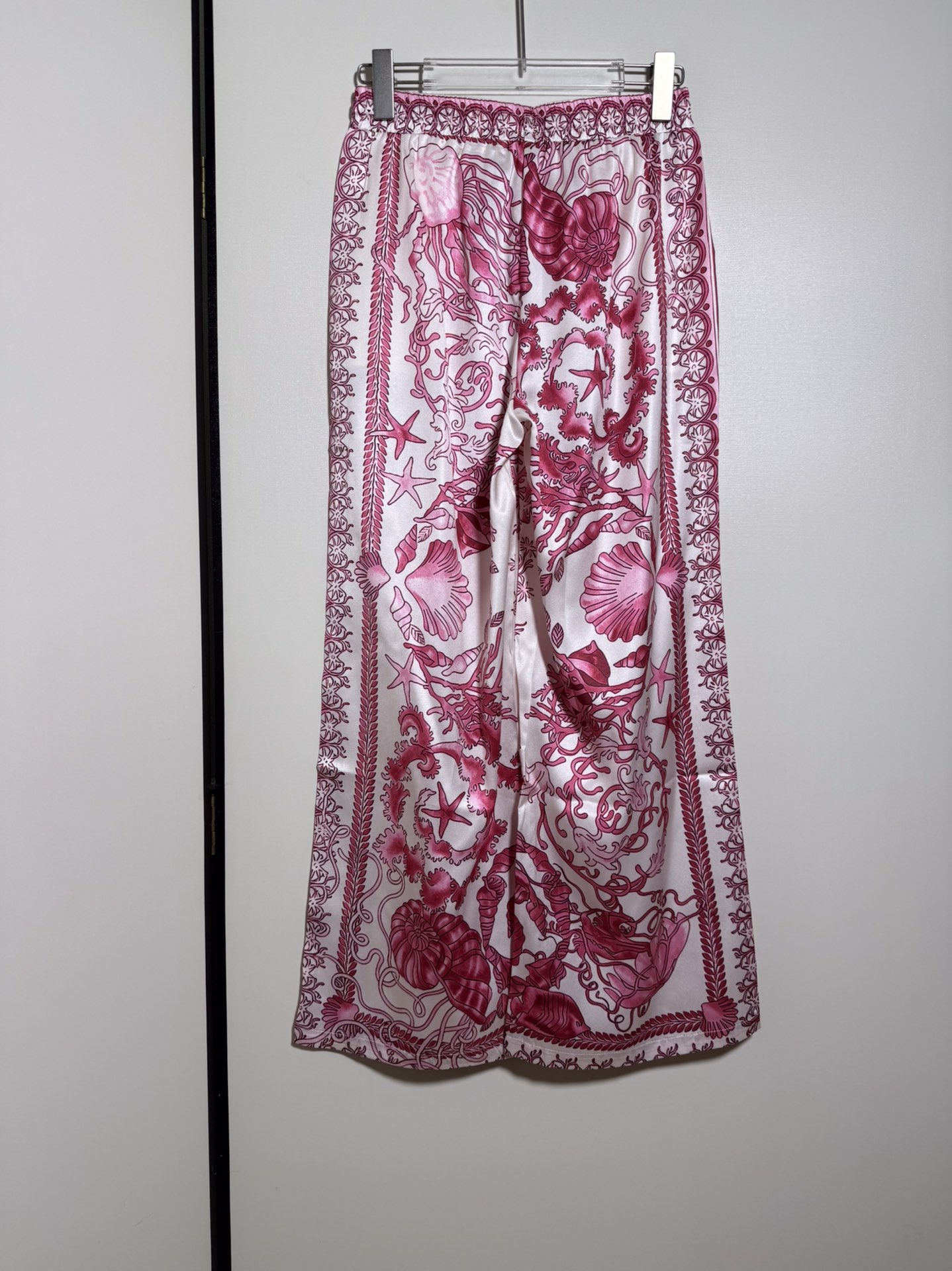 “High-End Quality Female Suit Featuring Versac/Vanthroat, Red Bottom Star, and Barlock Seashells in Various Sizes” - 图片 2