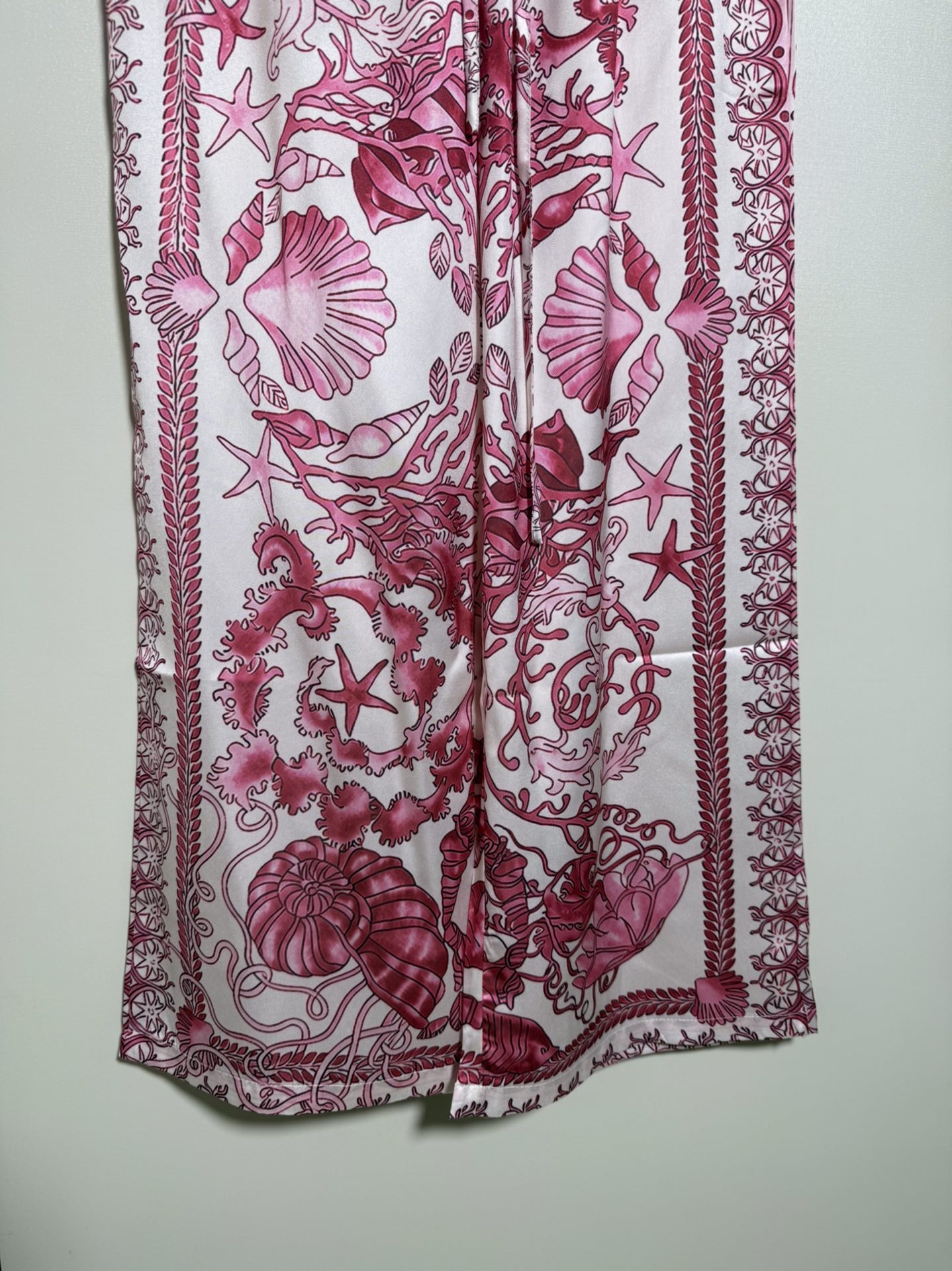 “High-End Quality Female Suit Featuring Versac/Vanthroat, Red Bottom Star, and Barlock Seashells in Various Sizes” - 图片 4