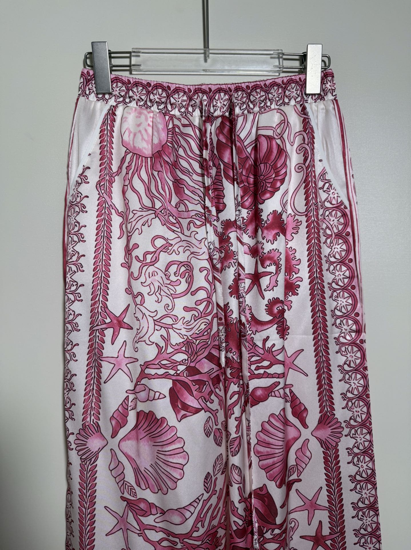 “High-End Quality Female Suit Featuring Versac/Vanthroat, Red Bottom Star, and Barlock Seashells in Various Sizes” - 图片 3