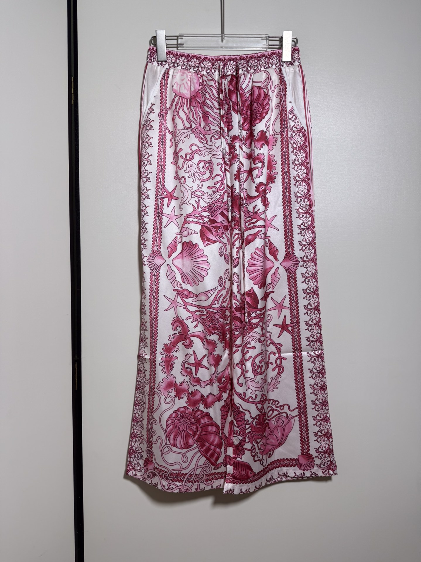 “High-End Quality Female Suit Featuring Versac/Vanthroat, Red Bottom Star, and Barlock Seashells in Various Sizes” - 图片 1