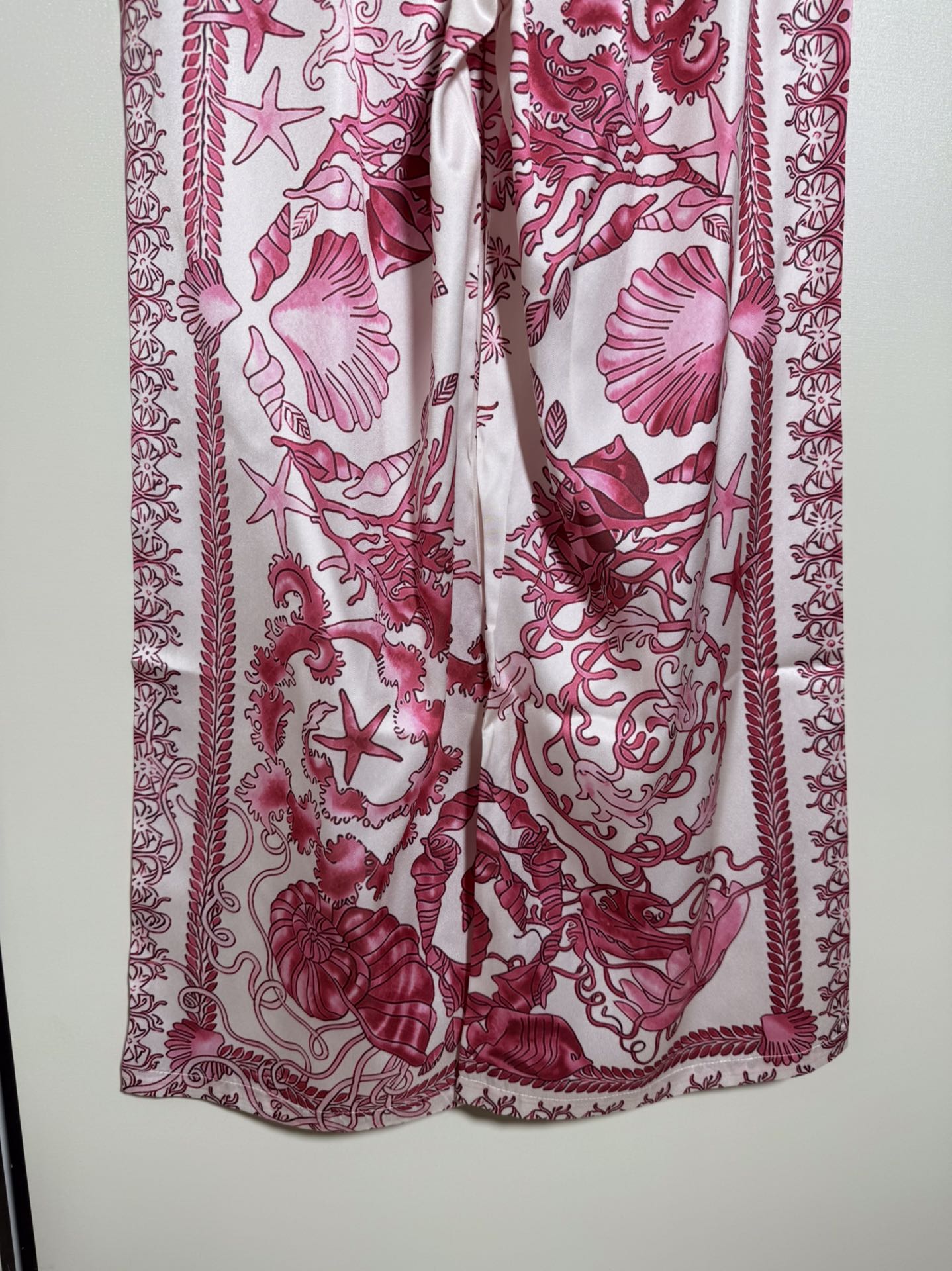 “High-End Quality Female Suit Featuring Versac/Vanthroat, Red Bottom Star, and Barlock Seashells in Various Sizes” - 图片 8