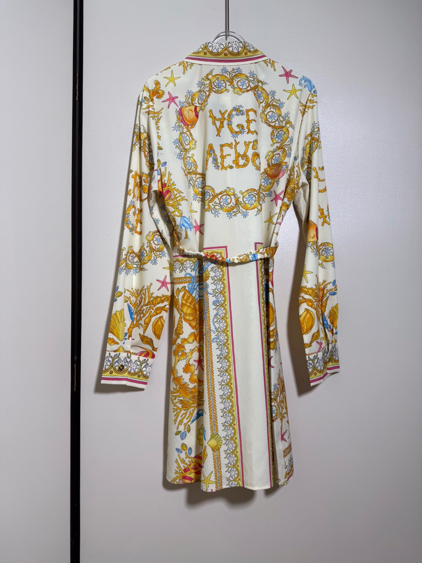 “High-End Quality Women’s Clothing: Versace-Inspired Yellow Seashell Packaging | Seamarque Collection” - 图片 2