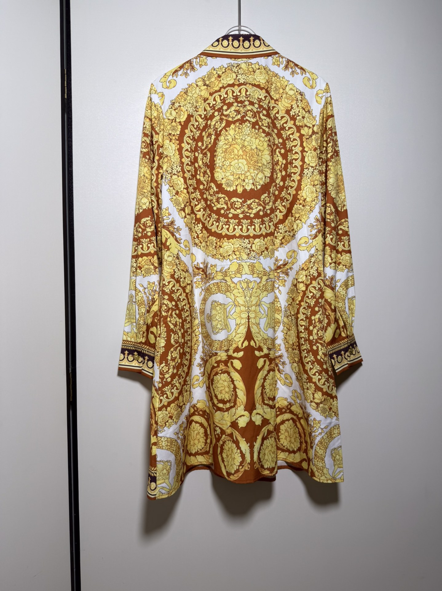Title: High-End Women’s Dress with Gold Orange Medusa Stamp Summary: High-quality dress with new gold orange Medusa stamp, long-sleeved shirt over shirt dress. Sizes: S - 图片 7