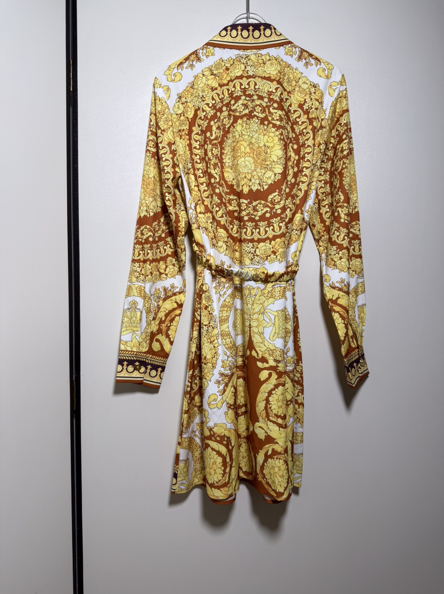 Title: High-End Women’s Dress with Gold Orange Medusa Stamp Summary: High-quality dress with new gold orange Medusa stamp, long-sleeved shirt over shirt dress. Sizes: S - 图片 2
