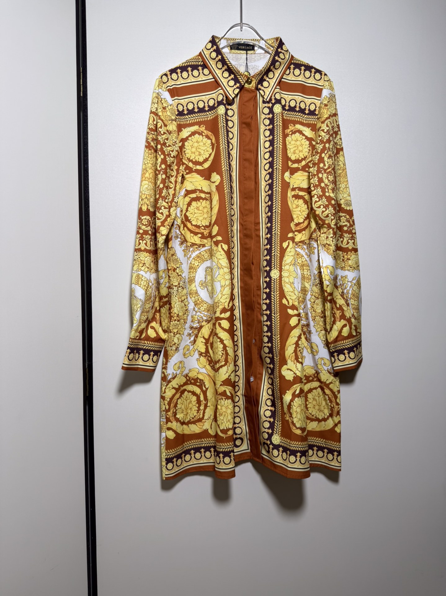 Title: High-End Women’s Dress with Gold Orange Medusa Stamp Summary: High-quality dress with new gold orange Medusa stamp, long-sleeved shirt over shirt dress. Sizes: S - 图片 6