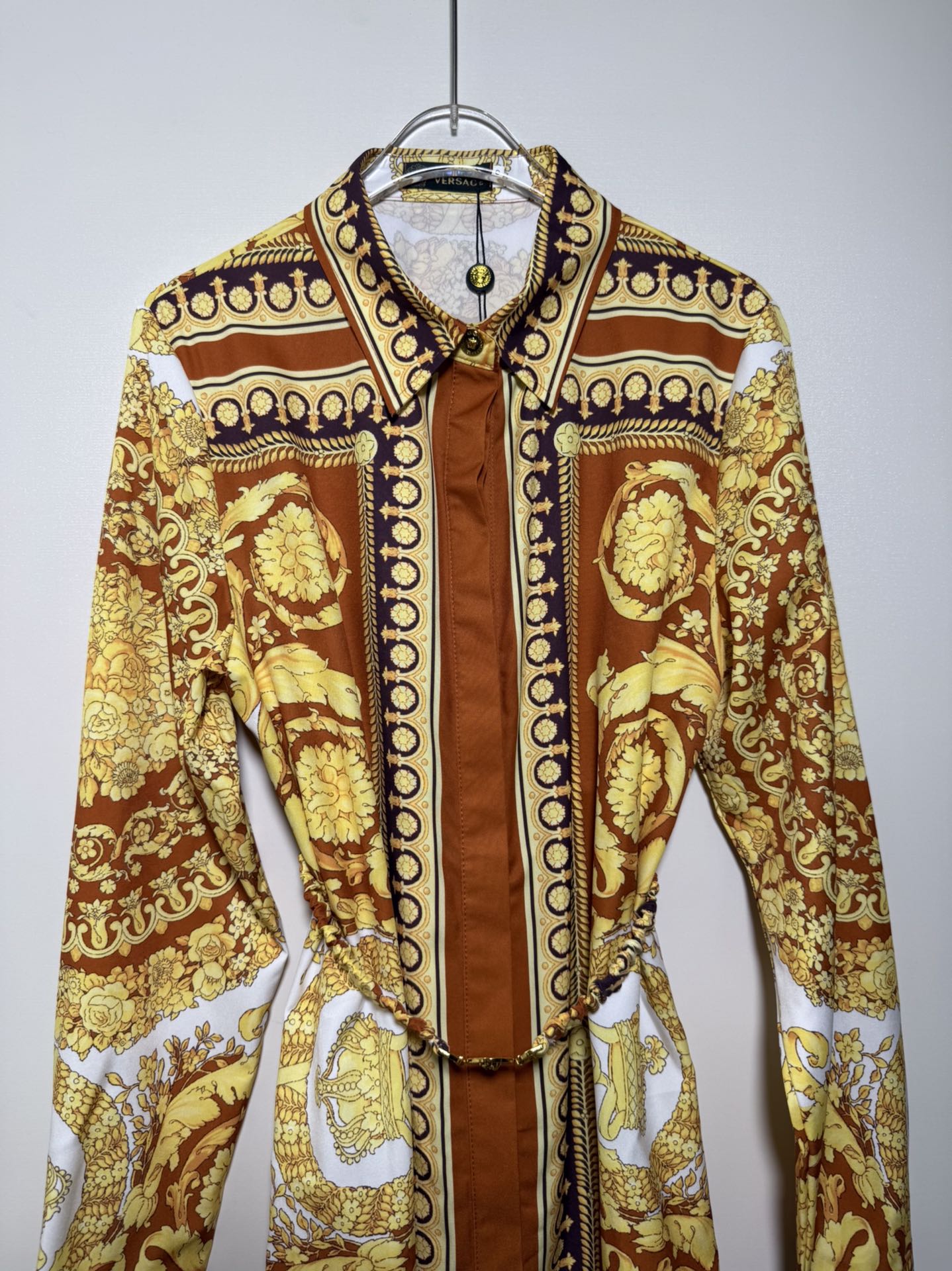Title: High-End Women’s Dress with Gold Orange Medusa Stamp Summary: High-quality dress with new gold orange Medusa stamp, long-sleeved shirt over shirt dress. Sizes: S - 图片 3