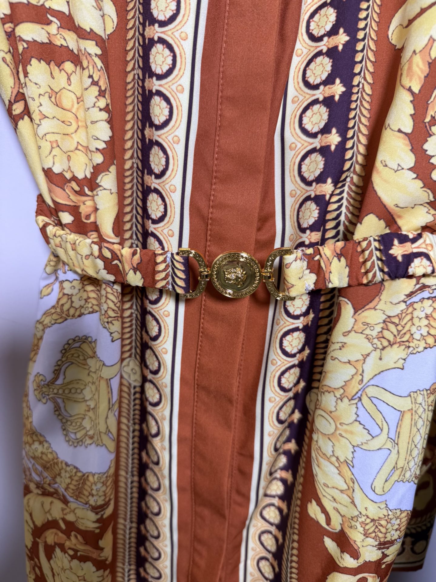 Title: High-End Women’s Dress with Gold Orange Medusa Stamp Summary: High-quality dress with new gold orange Medusa stamp, long-sleeved shirt over shirt dress. Sizes: S - 图片 5