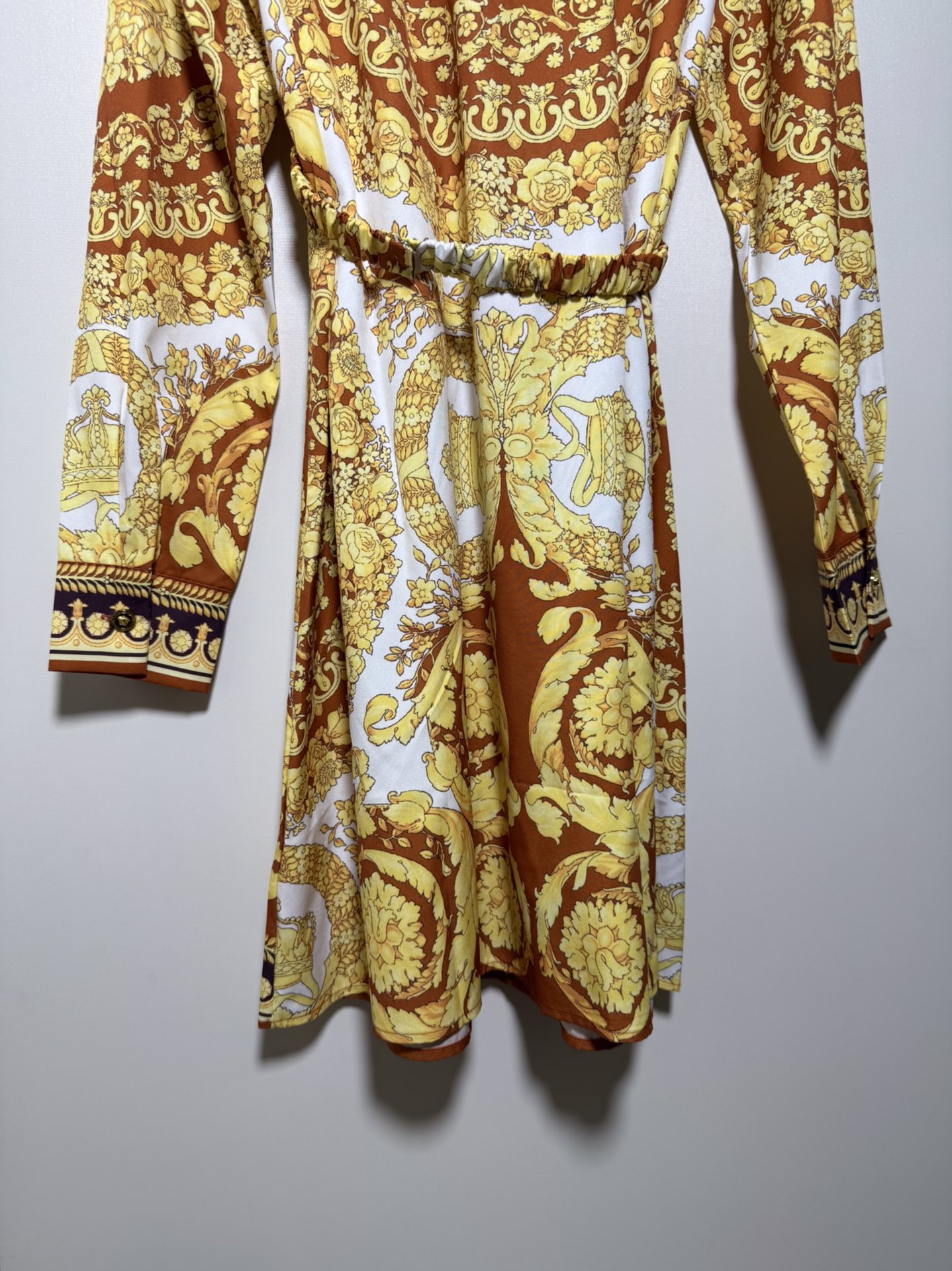 Title: High-End Women’s Dress with Gold Orange Medusa Stamp Summary: High-quality dress with new gold orange Medusa stamp, long-sleeved shirt over shirt dress. Sizes: S - 图片 9