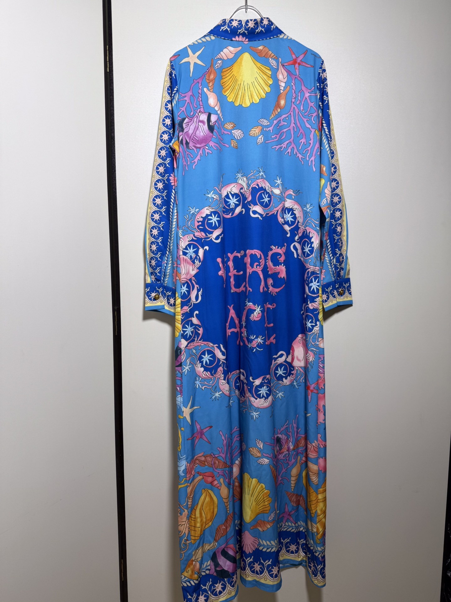 “Versace/Vanthezer Women’s Clothing: High-End Quality with Seashell and Metal Emboss Details” - 图片 7