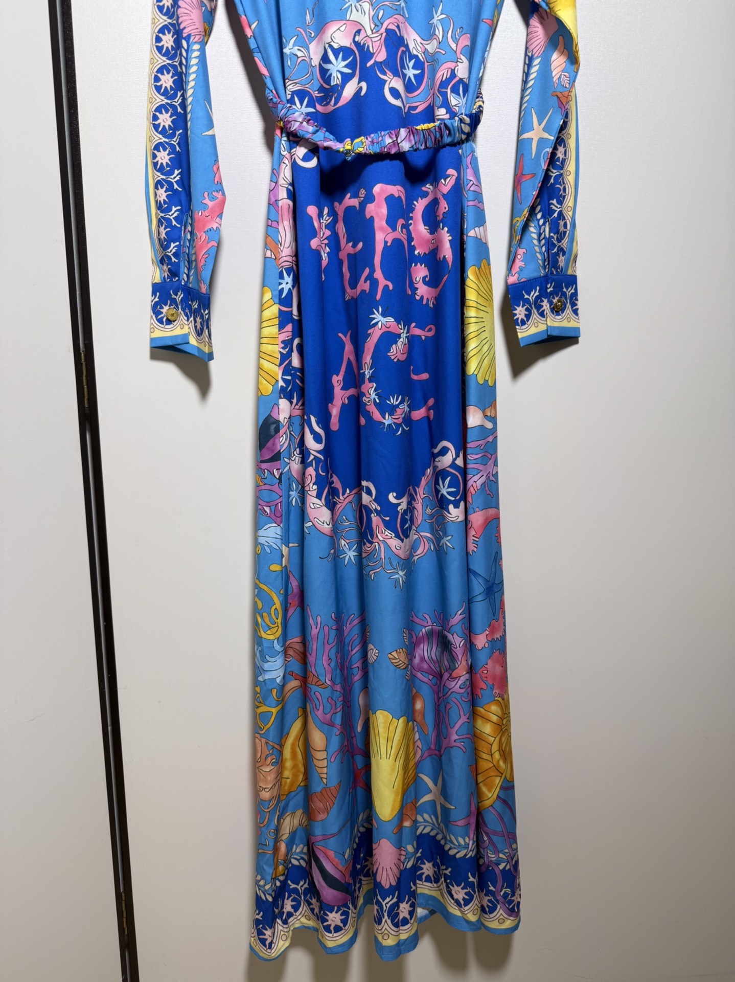 “Versace/Vanthezer Women’s Clothing: High-End Quality with Seashell and Metal Emboss Details” - 图片 9