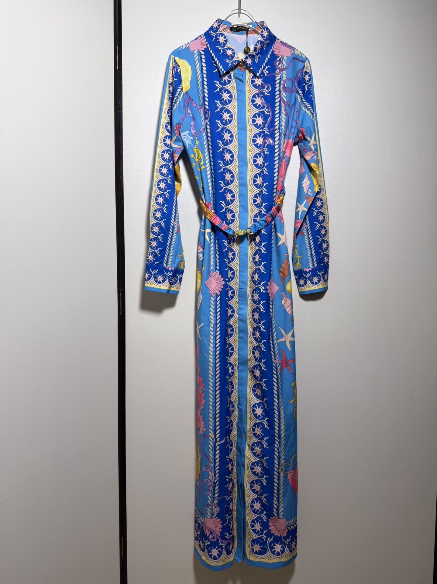 “Versace/Vanthezer Women’s Clothing: High-End Quality with Seashell and Metal Emboss Details” - 图片 1