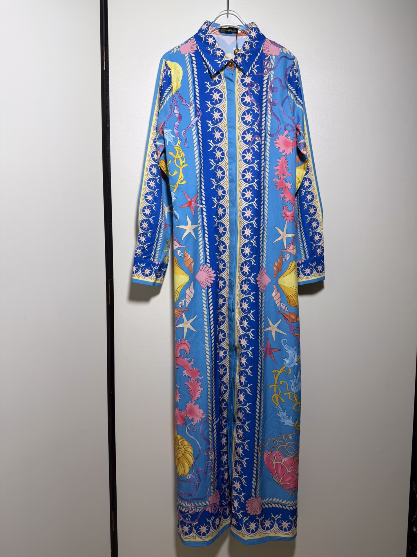 “Versace/Vanthezer Women’s Clothing: High-End Quality with Seashell and Metal Emboss Details” - 图片 6