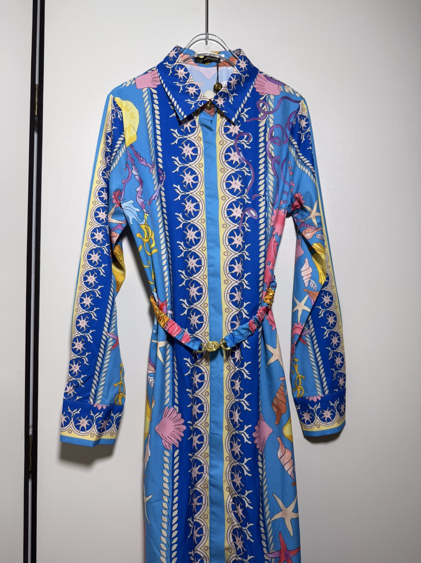 “Versace/Vanthezer Women’s Clothing: High-End Quality with Seashell and Metal Emboss Details” - 图片 3