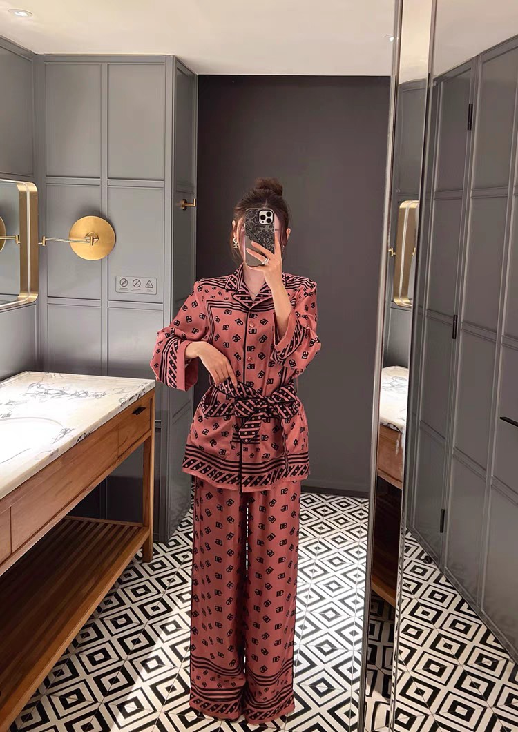 NO:925160,Suit Do*e & Gabb*ana/Du*jia full-print letter belt belt waist lapel long-sleeved home pajamas set.SMLXL,,19860909套装Do*e & Gabb*ana/杜*嘉满印字母系腰带收腰翻领长袖居家睡衣套装.SMLXL,,,Women's clothing