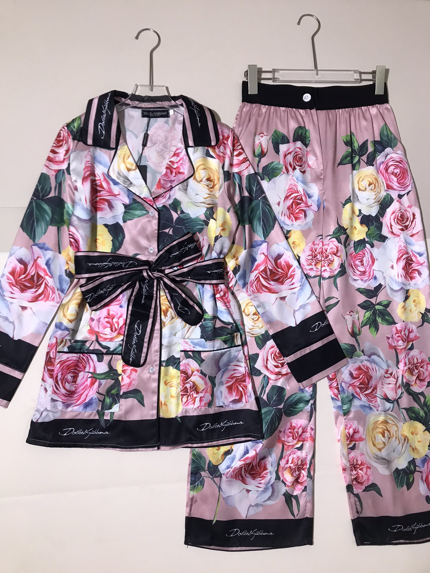 NO:821079,Suit Dolce & Gabb*ana/Dolce & Gabbana Rose belt waist lapel long-sleeved home pajama set.SMLXL, Dolce & Gabbana-clothing, Dolce&Gabbana, Dolce&Gabbana,19860909套装Dolce & Gabb*ana/杜嘉*班纳 玫瑰花系腰带收腰翻领长袖居家睡衣套装.SMLXL,杜嘉班纳-服装,Dolce&Gabbana,Dolce&Gabbana,,Women's clothing
