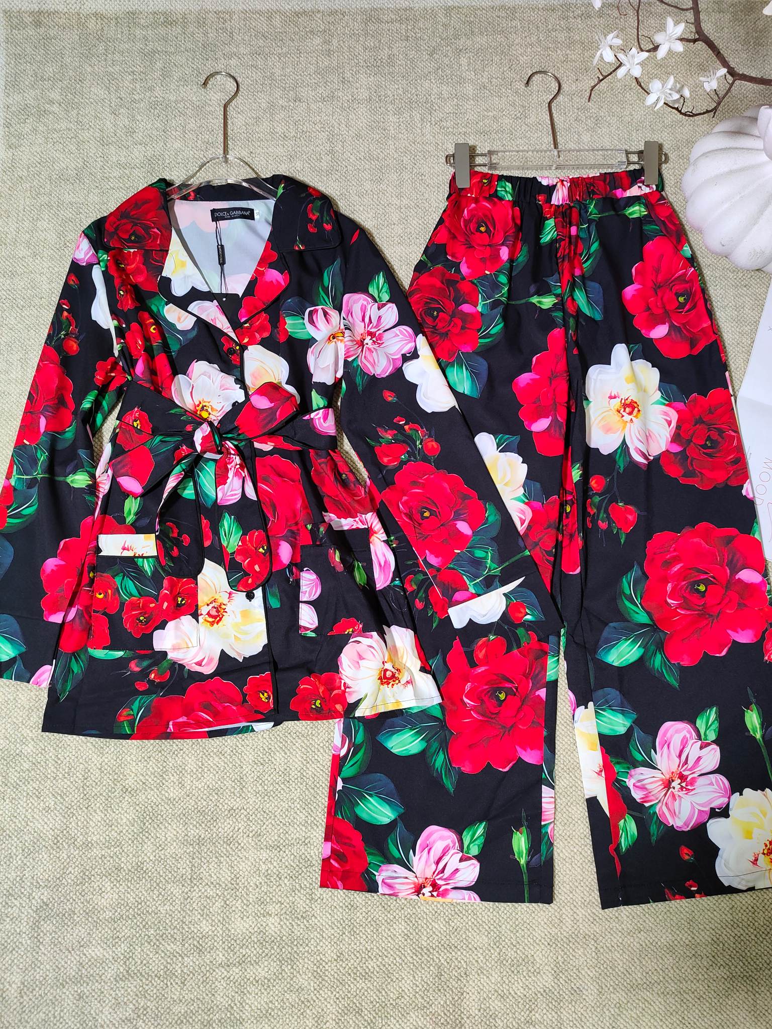 NO:821087,Dolce & Gabbana women's bow tie red flower print shirt elastic waist casual trousers two-piece pajamas set for home and outdoor wear.SMLXL,Dolce&Gabbana-clothing,Dolce&Gabbana,Dolce&Gabbana,shirts,19860909Dolce & Gabbana 女士蝴蝶结系带红色花朵印花衬衫松紧腰休闲长裤 居家外穿睡衣套装两件套.SMLXL,杜嘉班纳-服装,Dolce&Gabbana,Dolce&Gabbana,shirts,,Women's clothing