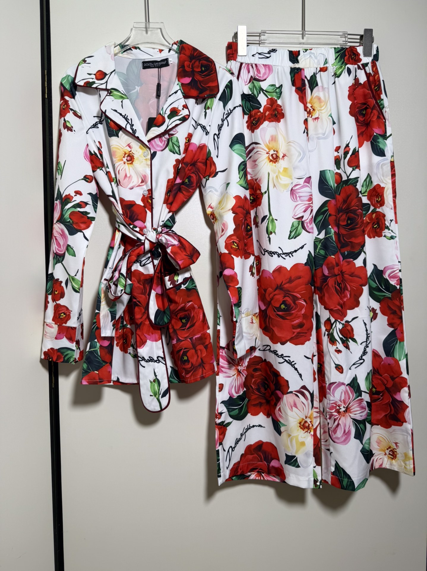 NO:832143,Dolce & Gabbana women's bow tie red flower print shirt elastic waist casual trousers two-piece pajama set for home and outdoor use.SMLXL,,Dolce&Gabbana,shirts,19860909Dolce & Gabbana 女士蝴蝶结系带红色花朵印花衬衫松紧腰休闲长裤 居家外穿睡衣套装两件套.SMLXL,,Dolce&Gabbana,shirts,,Women's clothing