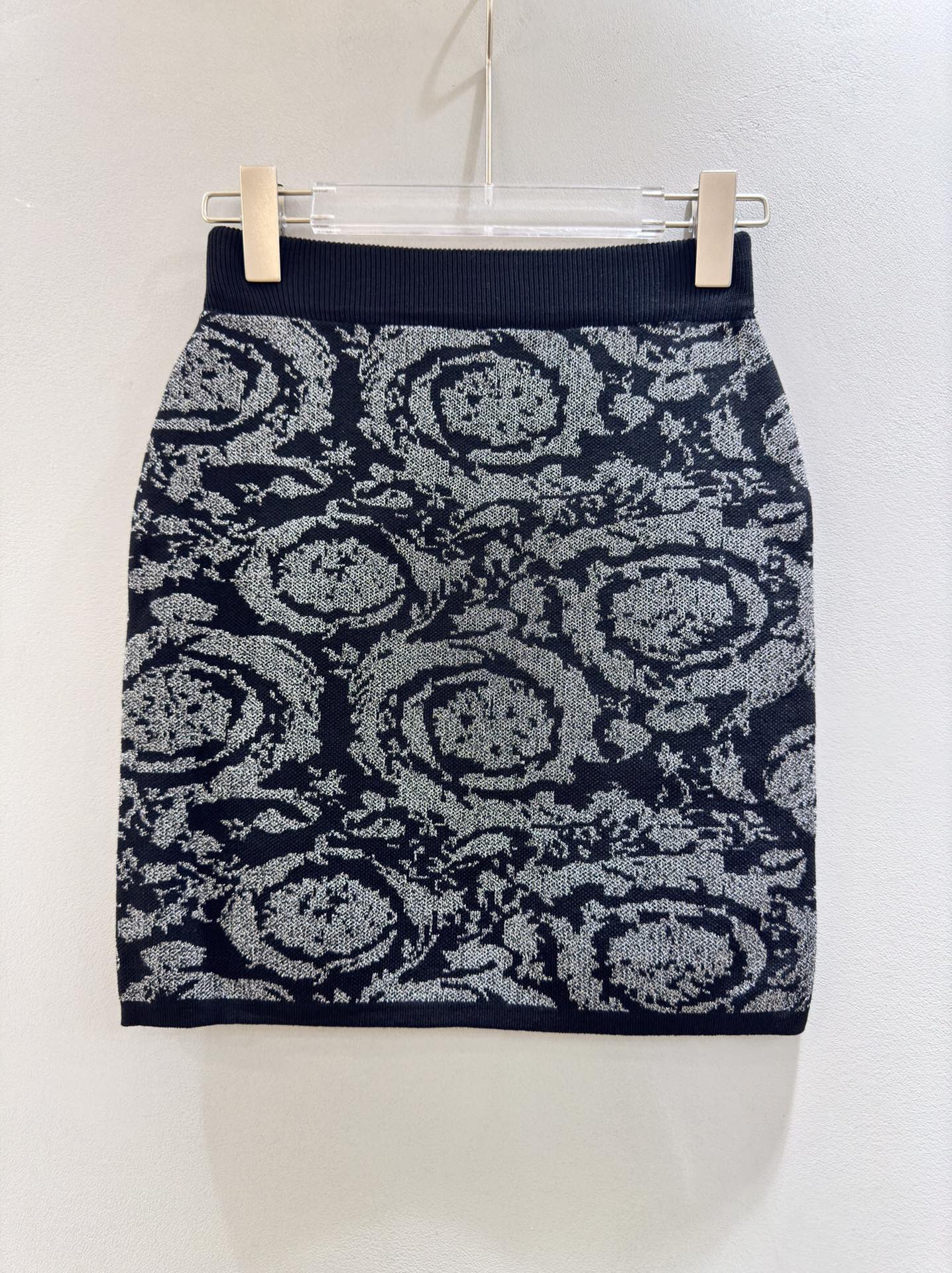 Versace early autumn set with black color block print, metallic flower pattern, knit cardigan and pencil skirt.-Big cat