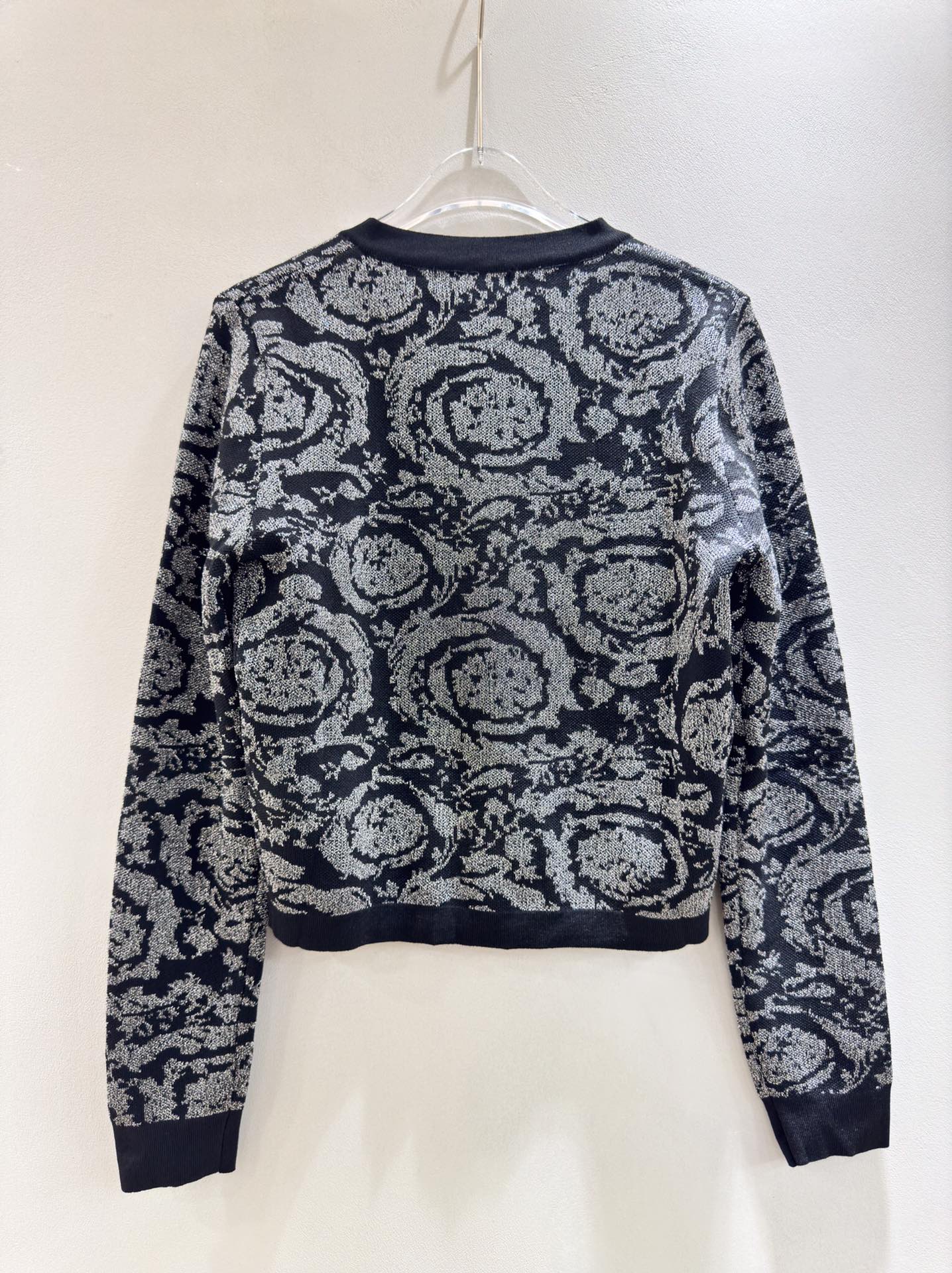 Versaces early autumn black printed knit cardigan with shimmer and floral embroidery.-Big cat